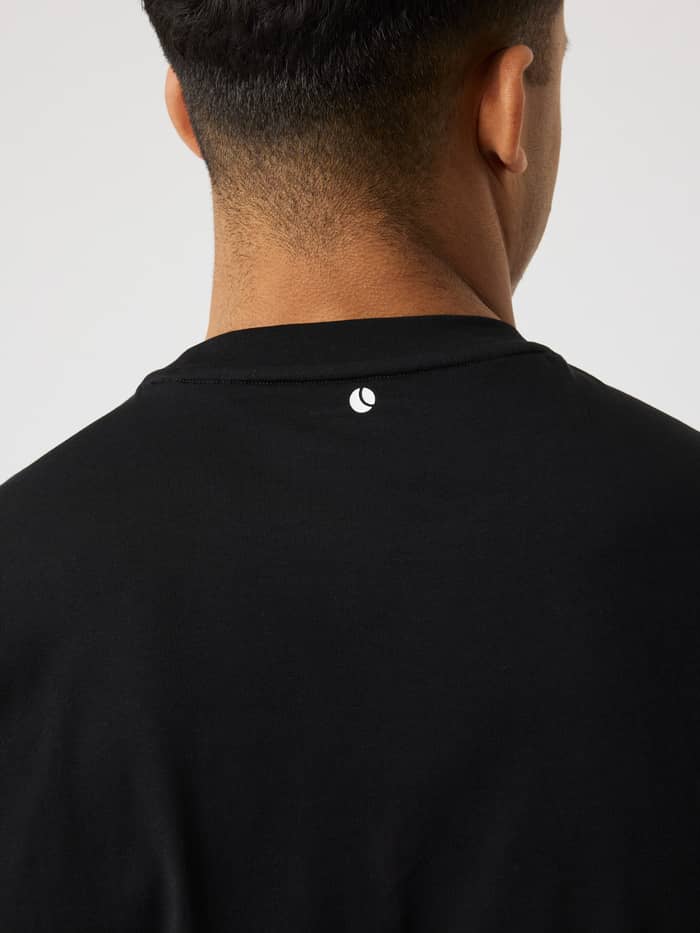 Borg Gym Sleeveless T-Shirt i Black Beauty (Sort) set bagfra i nærbillede med hvidt tennisbold-logo til træning.