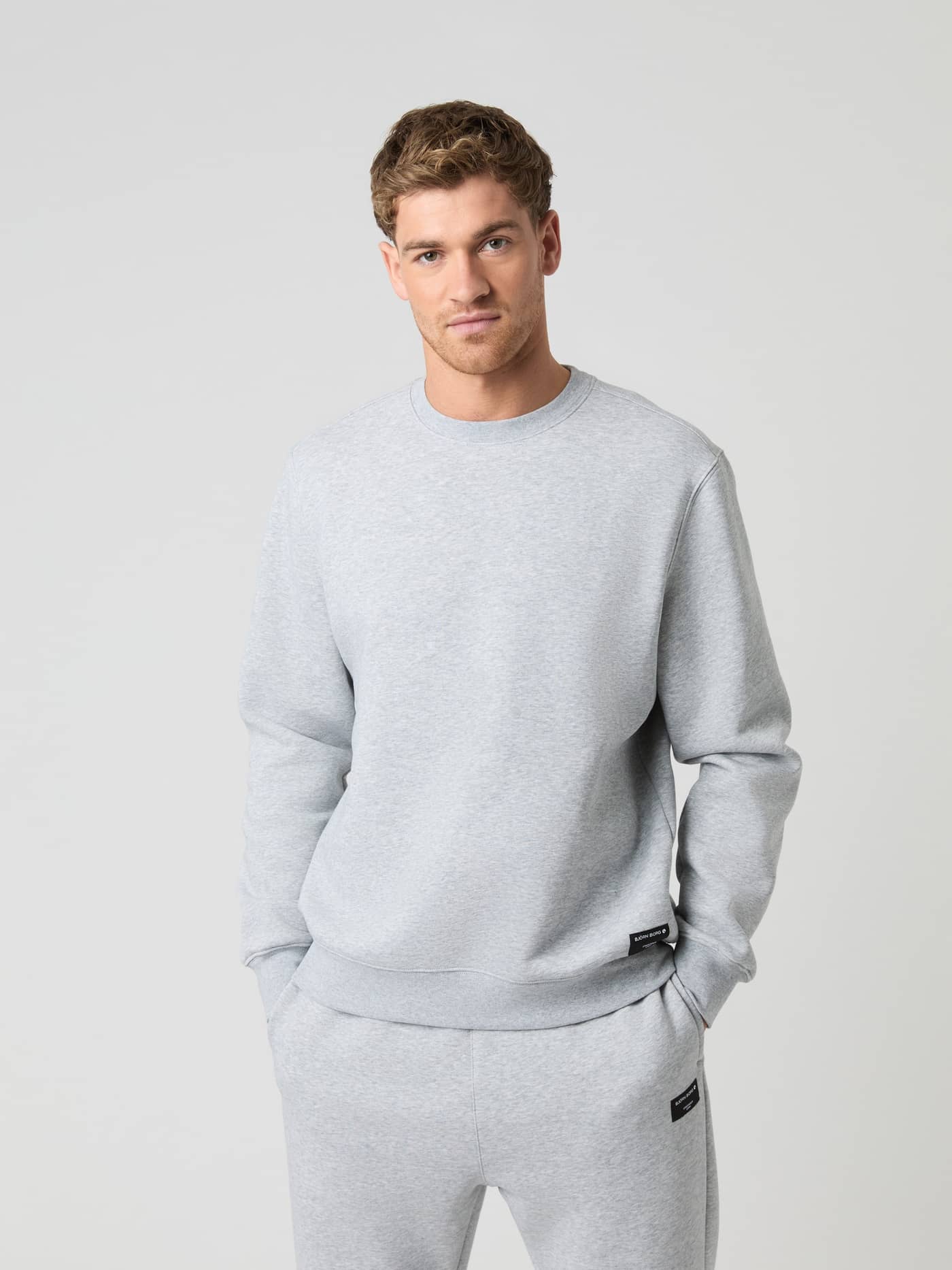 Vooraanzicht van een man in het Light Grey Melange (Grijs) Björn Borg Centre Sweatshirt met stijlvolle pasvorm en zwart logo. - Image 3