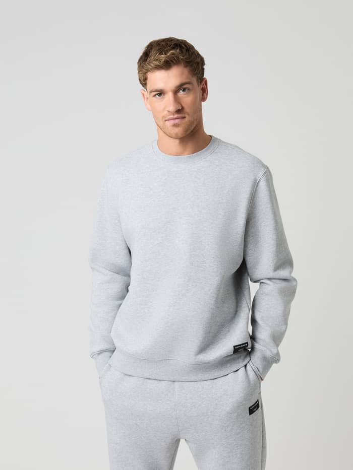 Vooraanzicht van een man in het Light Grey Melange (Grijs) Björn Borg Centre Sweatshirt met stijlvolle pasvorm en zwart logo. - Image 3