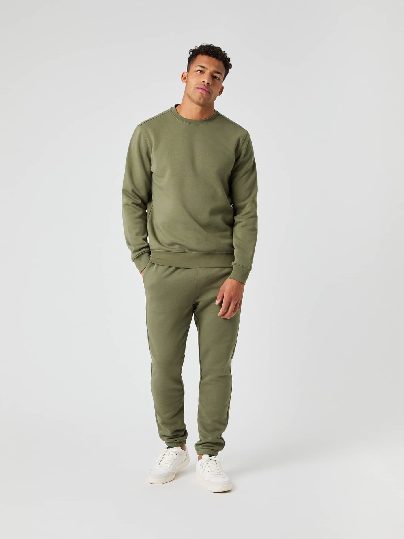 Vooraanzicht van een man in het Björn Borg Centre Sweatshirt in Dusty Olive (Groen) voor een stijlvolle look en comfort. - Image 4
