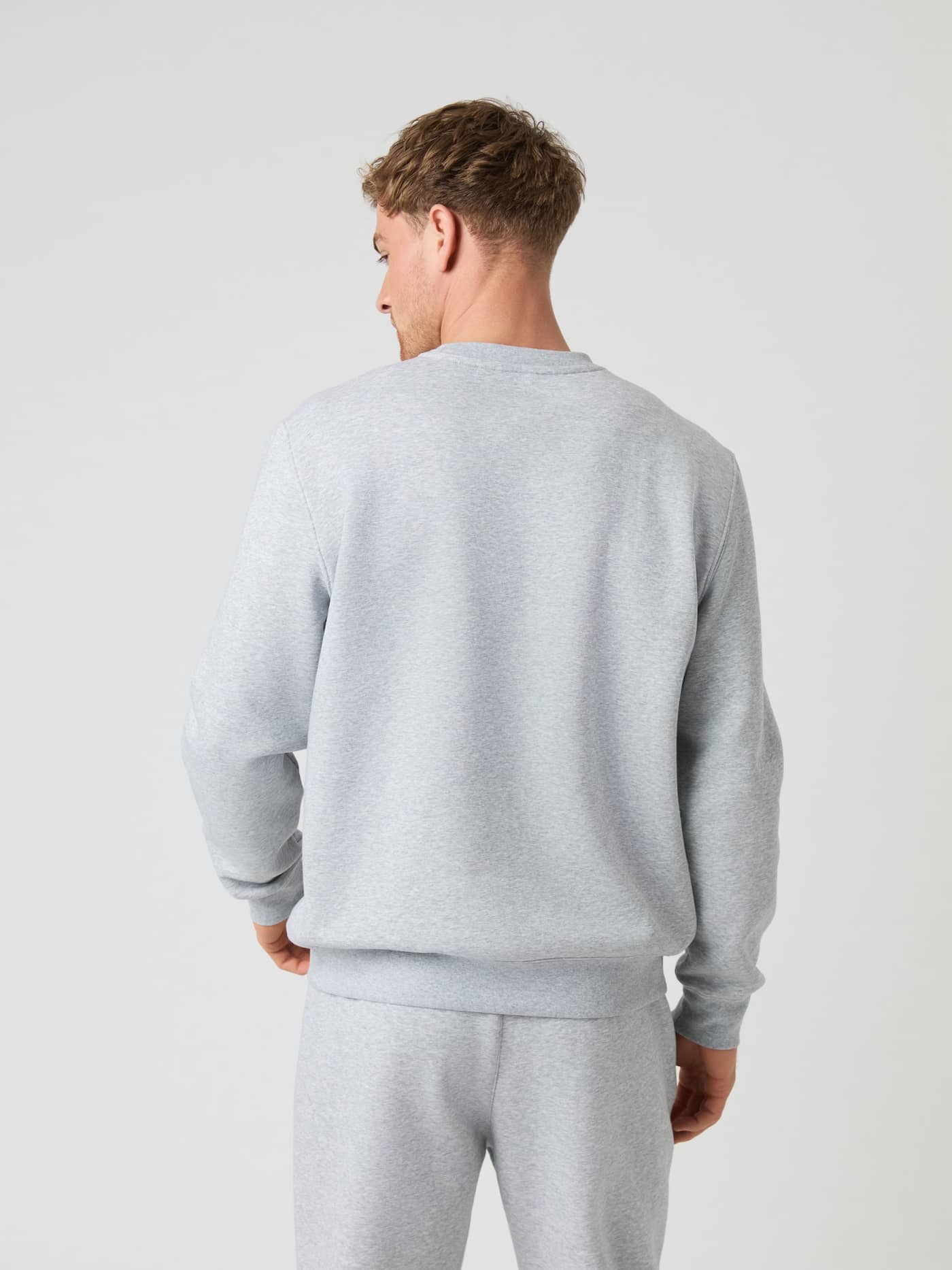 Achteraanzicht van een man in het Björn Borg Centre Sweatshirt in Light Grey Melange (Grijs) voor stijl en functie. - Image 4