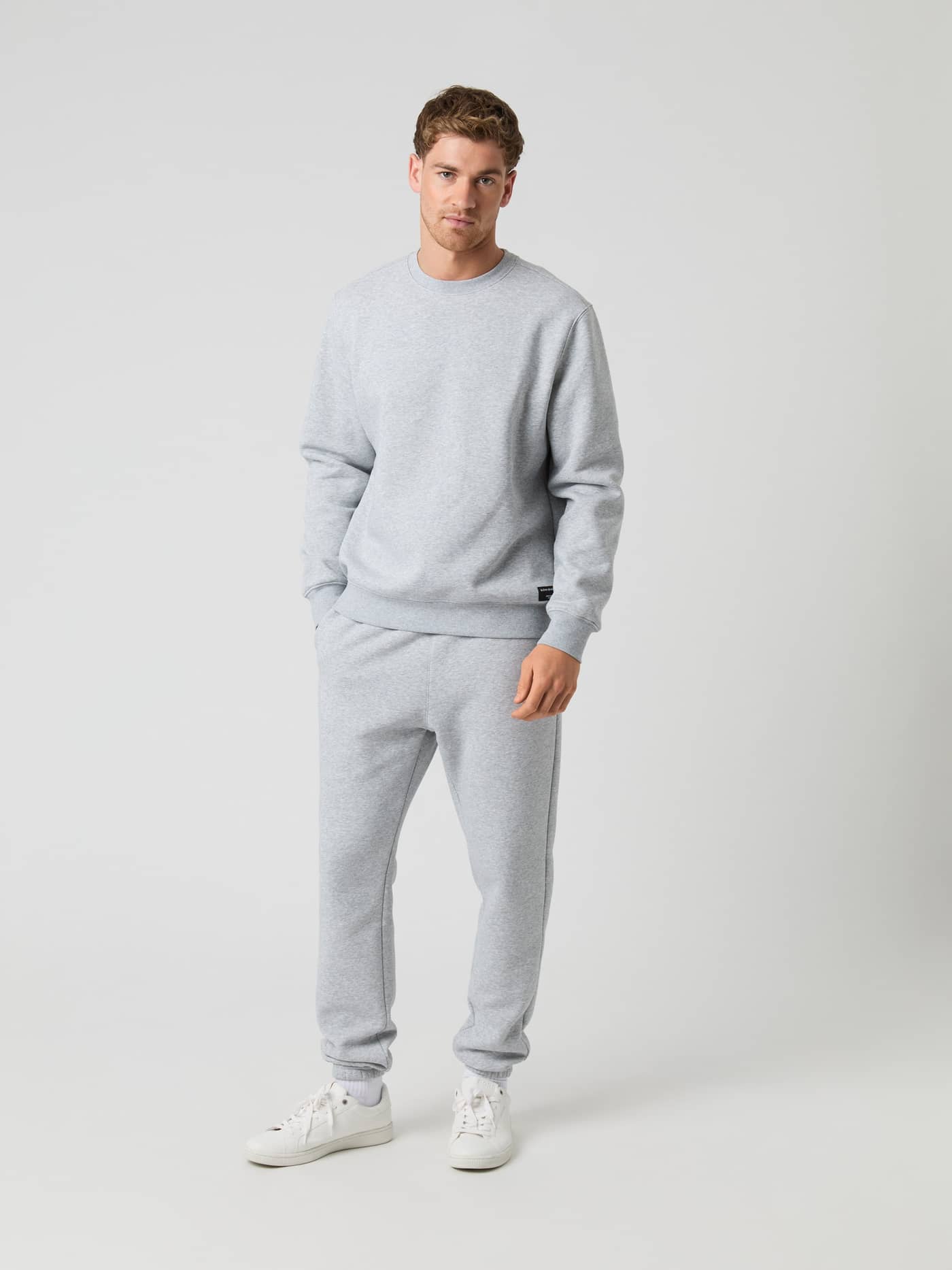 Björn Borg Centre Sweatshirt in Light Grey Melange (Grijs) met bijpassende sweatpants voor een stijlvolle, functionele look. - Image 2