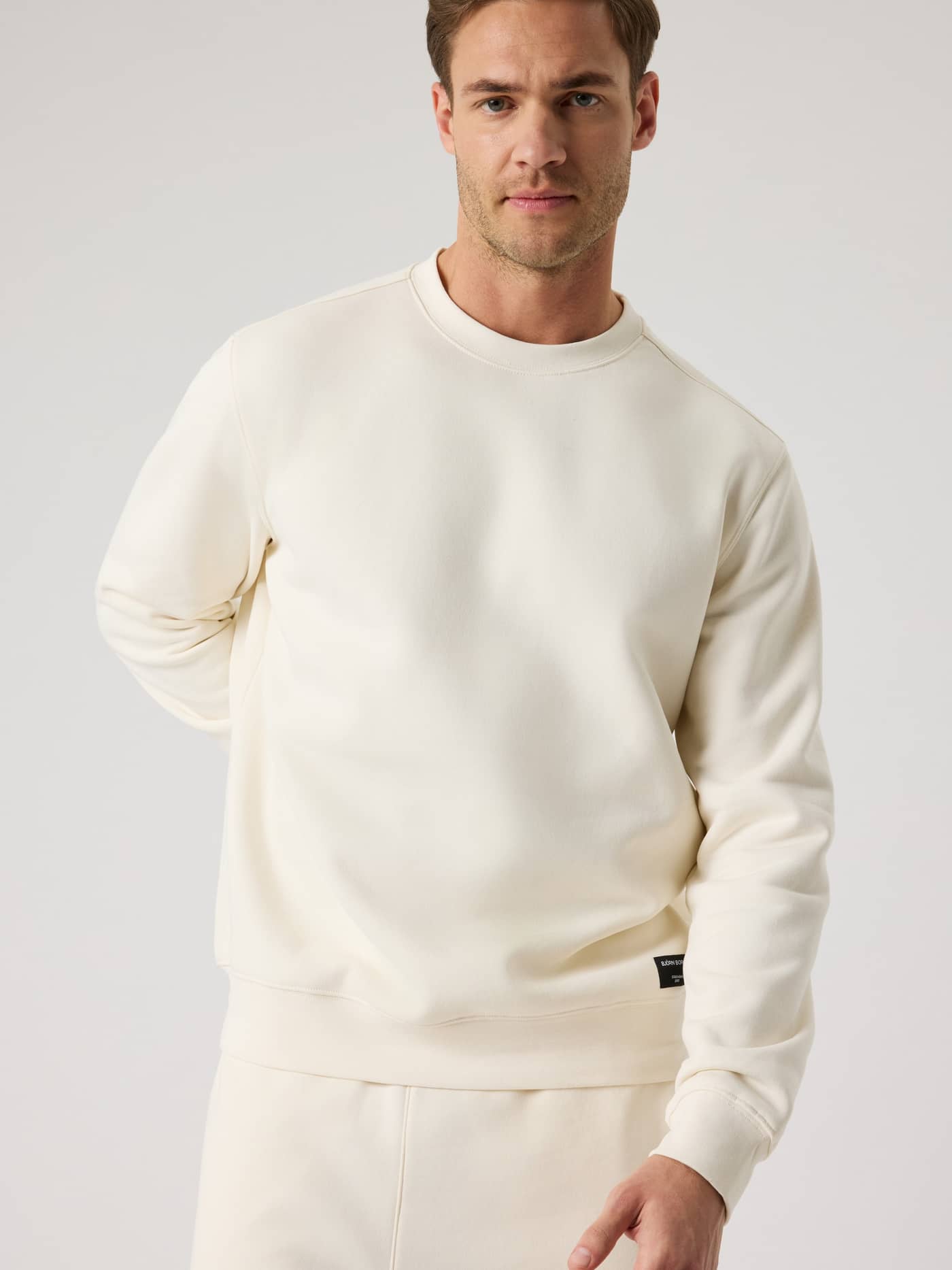 Vooraanzicht van een man in het Björn Borg Centre Sweatshirt in Tofu (Wit) met een stijlvolle normale pasvorm. - Image 5