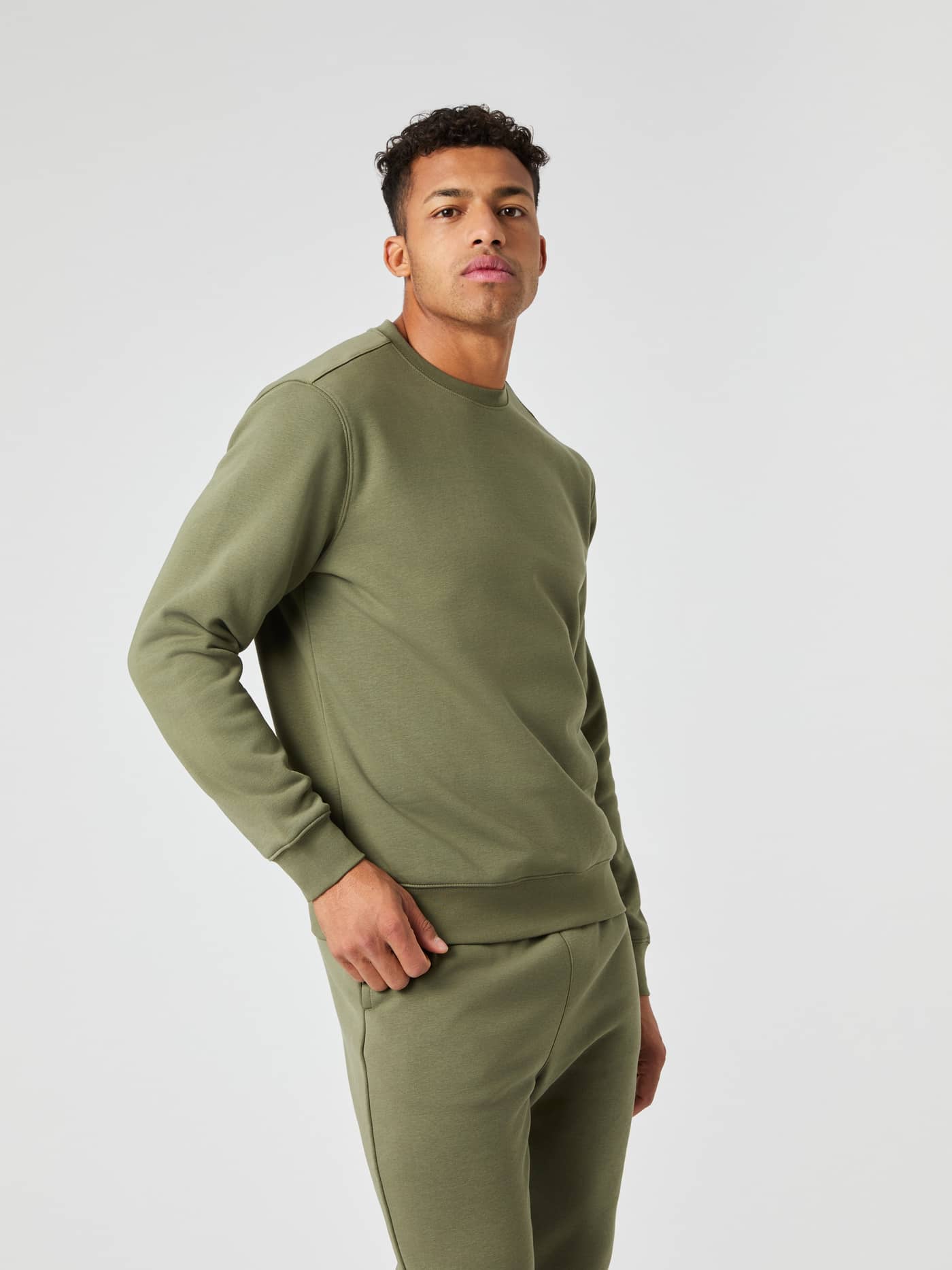 Vooraanzicht van een man in het Björn Borg Centre Sweatshirt in Dusty Olive (Groen) met een stijlvolle pasvorm. - Image 2