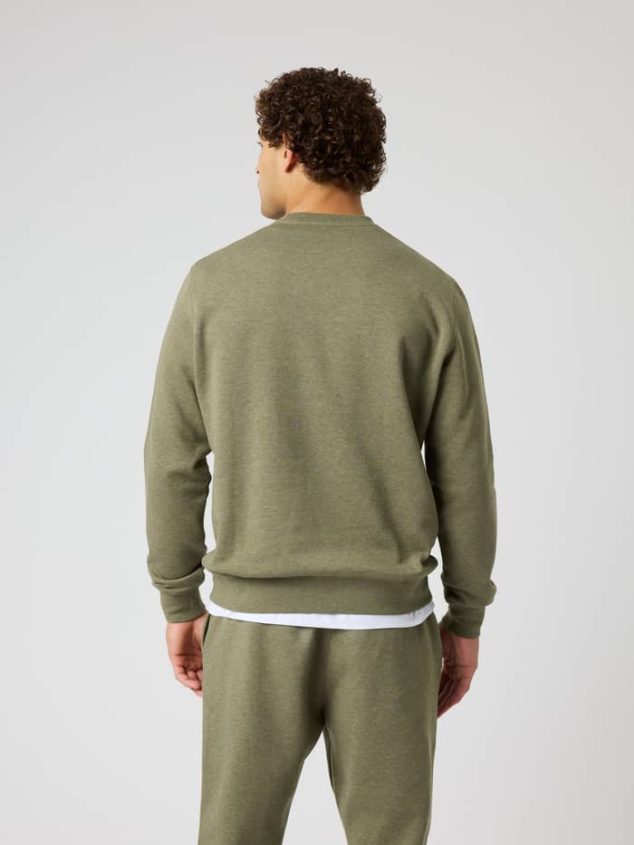Achteraanzicht van een man in het Centre Sweatshirt in Winter Moss Melange (Groen) met een zachte melange textuur. - Image 2