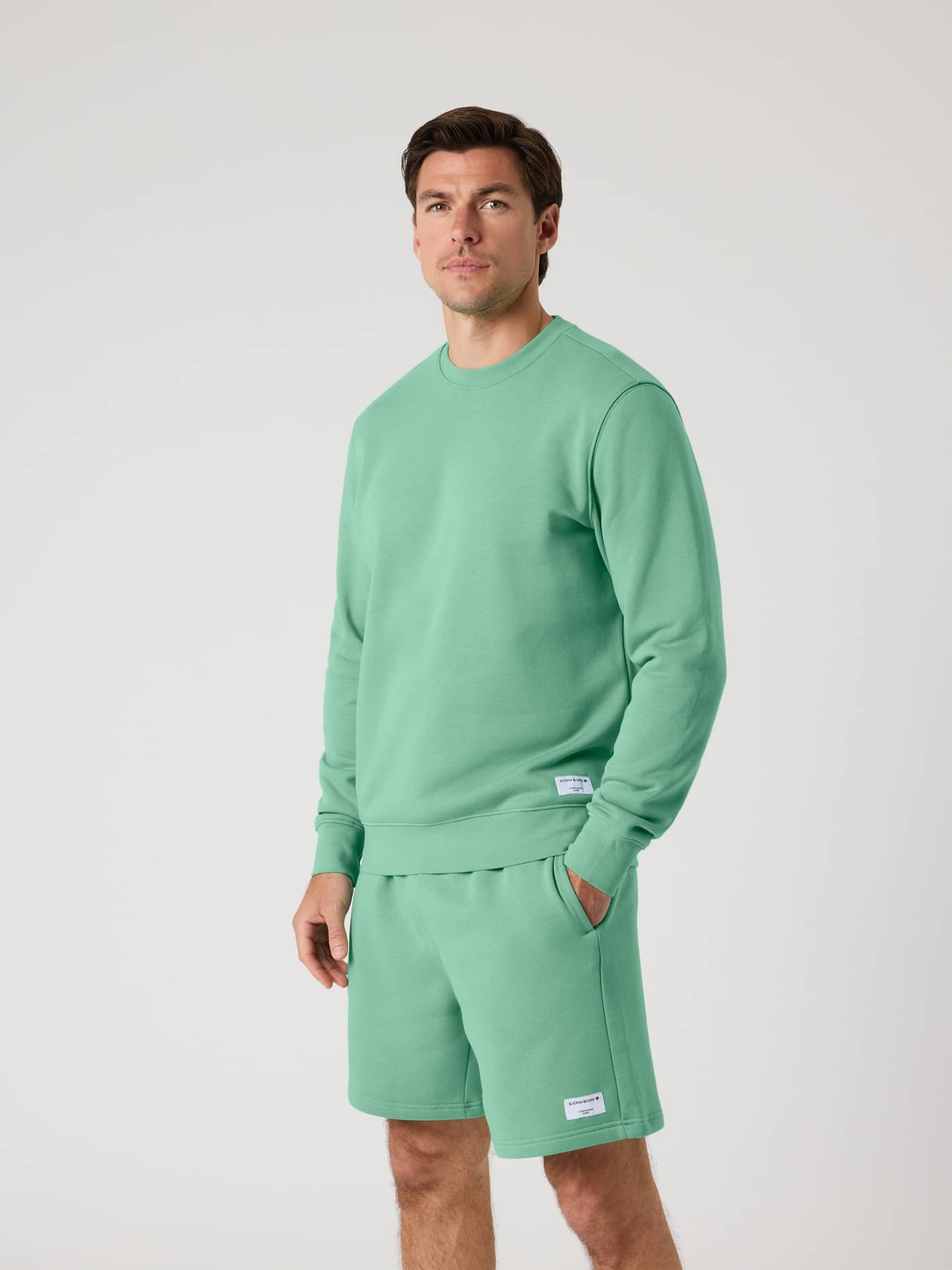 Centre Sweatshirt i Malachite Green (Grøn) med almindelig pasform set forfra på en mand med matchende shorts. - Image 2