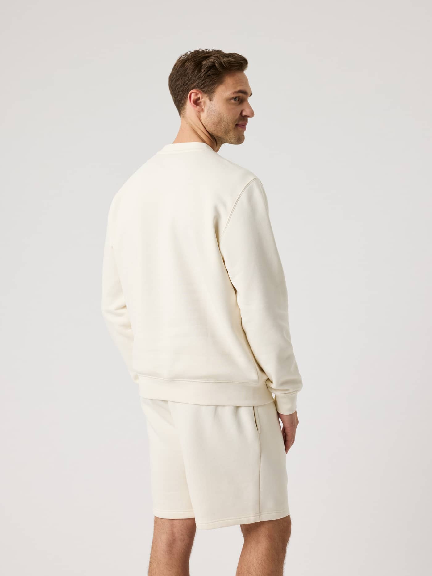 Achteraanzicht van een man in het Björn Borg Centre Sweatshirt in Tofu (Wit) met een stijlvolle en normale pasvorm. - Image 2