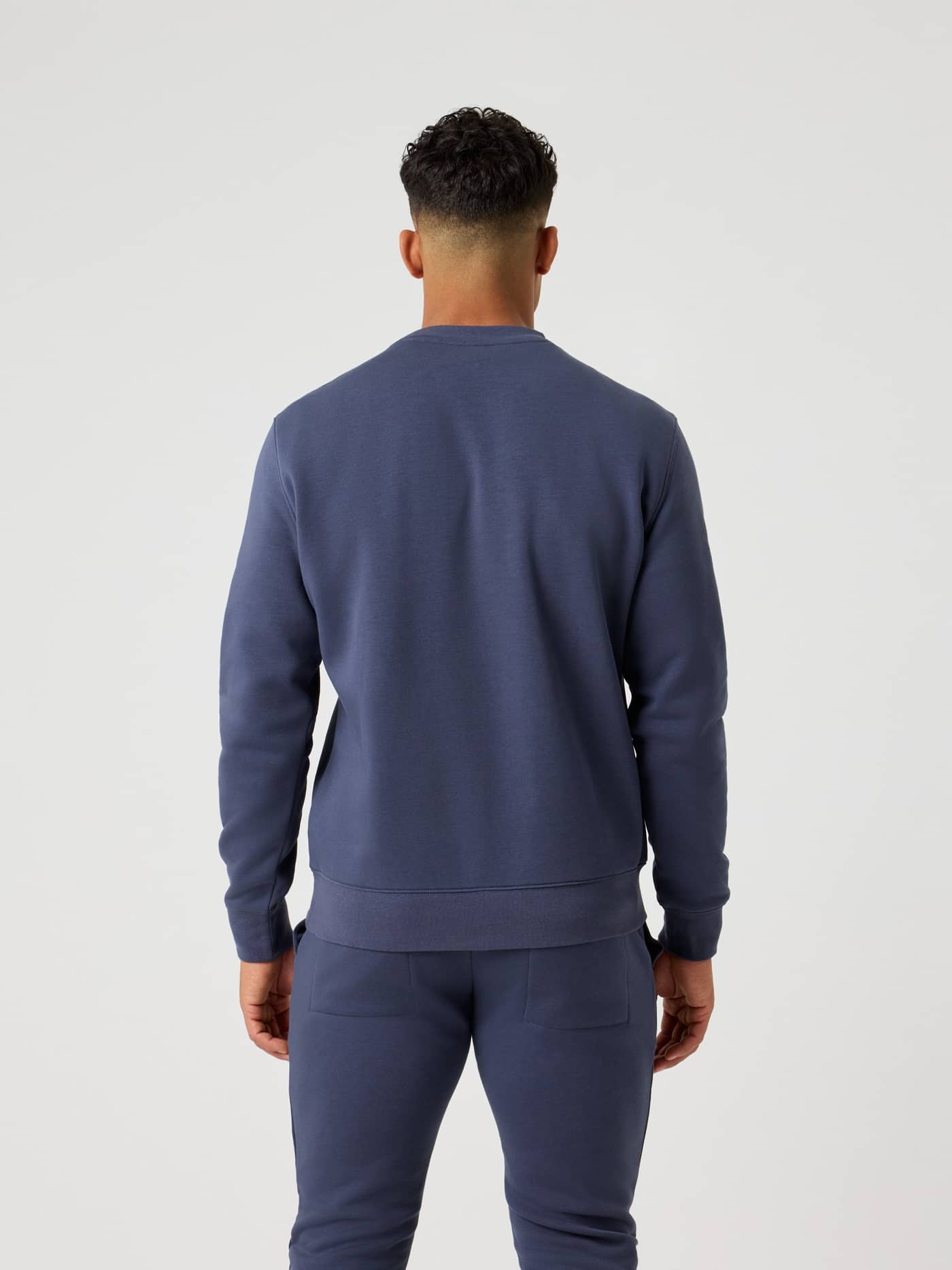 Vue de dos d'un homme portant le Björn Borg Centre Sweatshirt en Odyssey Gray (Bleu), coupe régulière. - Image 2