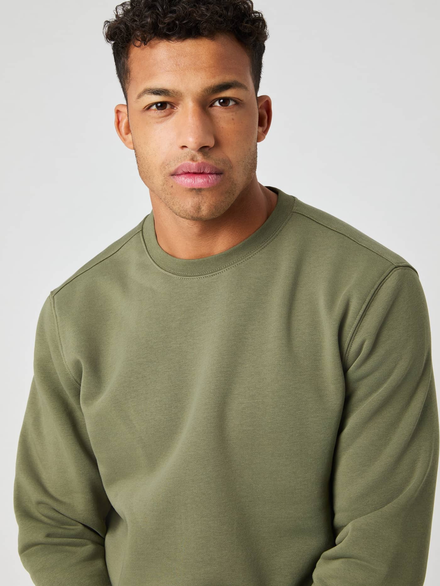 Närbild på modell i Björn Borg Centre Sweatshirt i Dusty Olive (Grön) för herrar med stilren normal passform. - Image 1