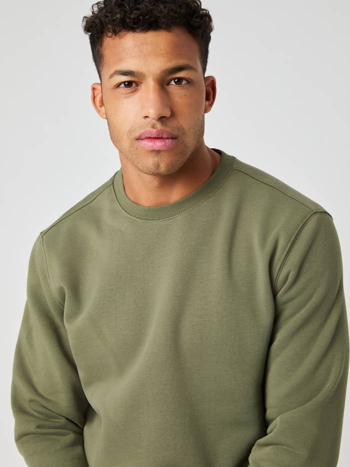 Nahaufnahme eines Mannes im Björn Borg Centre Sweatshirt in Dusty Olive (Grün) mit Stil und Funktion.