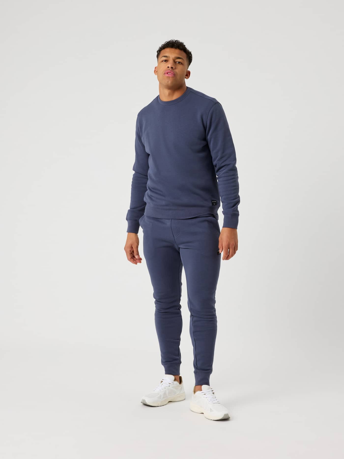 Vue de face d'un homme portant le Centre Sweatshirt Odyssey Gray (Bleu) à coupe régulière et pantalon assorti. - Image 3