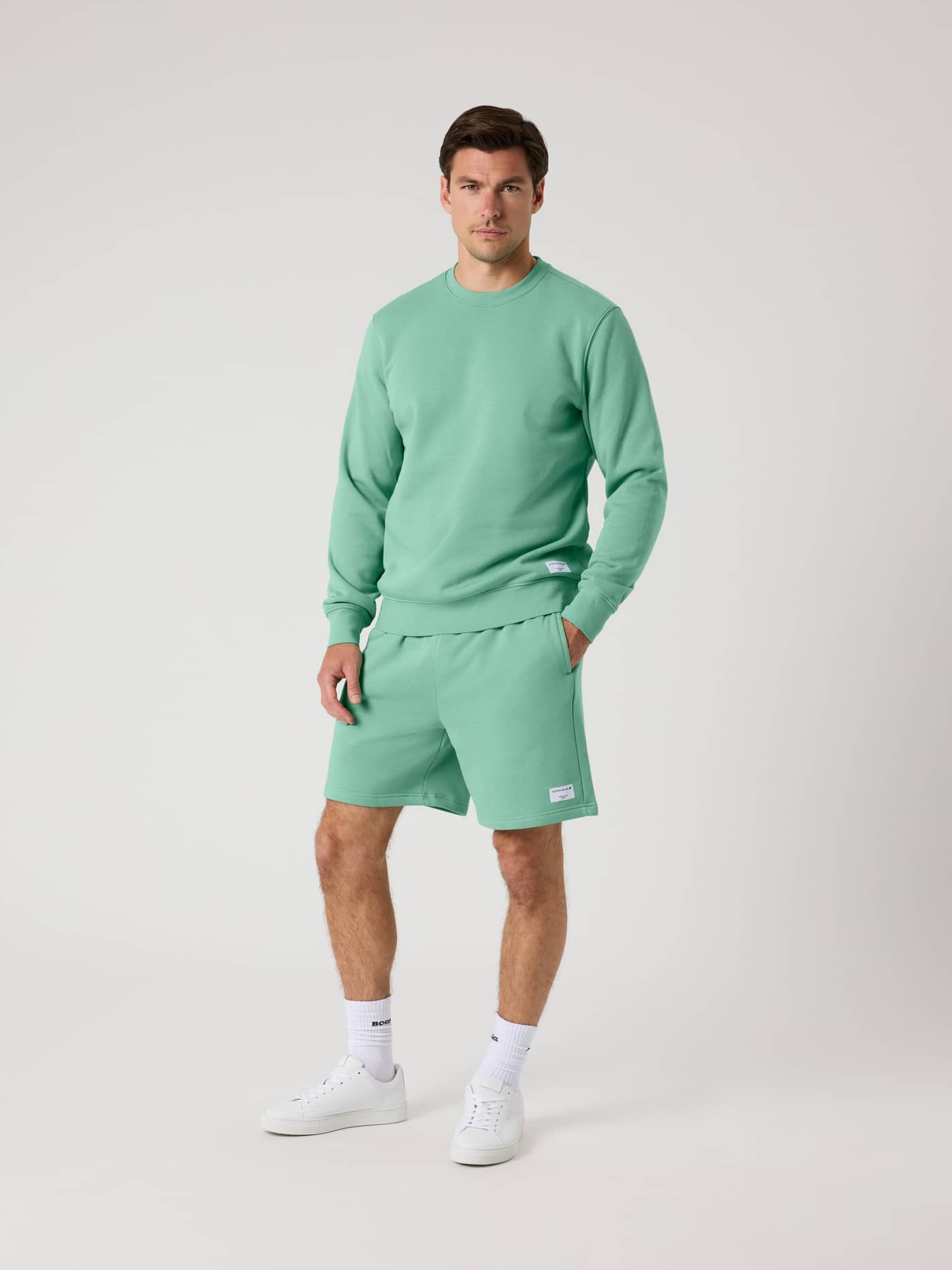 Centre Sweatshirt i Malachite Green (Grøn) set forfra i helfigur med en almindelig pasform og shorts til mænd. - Image 4