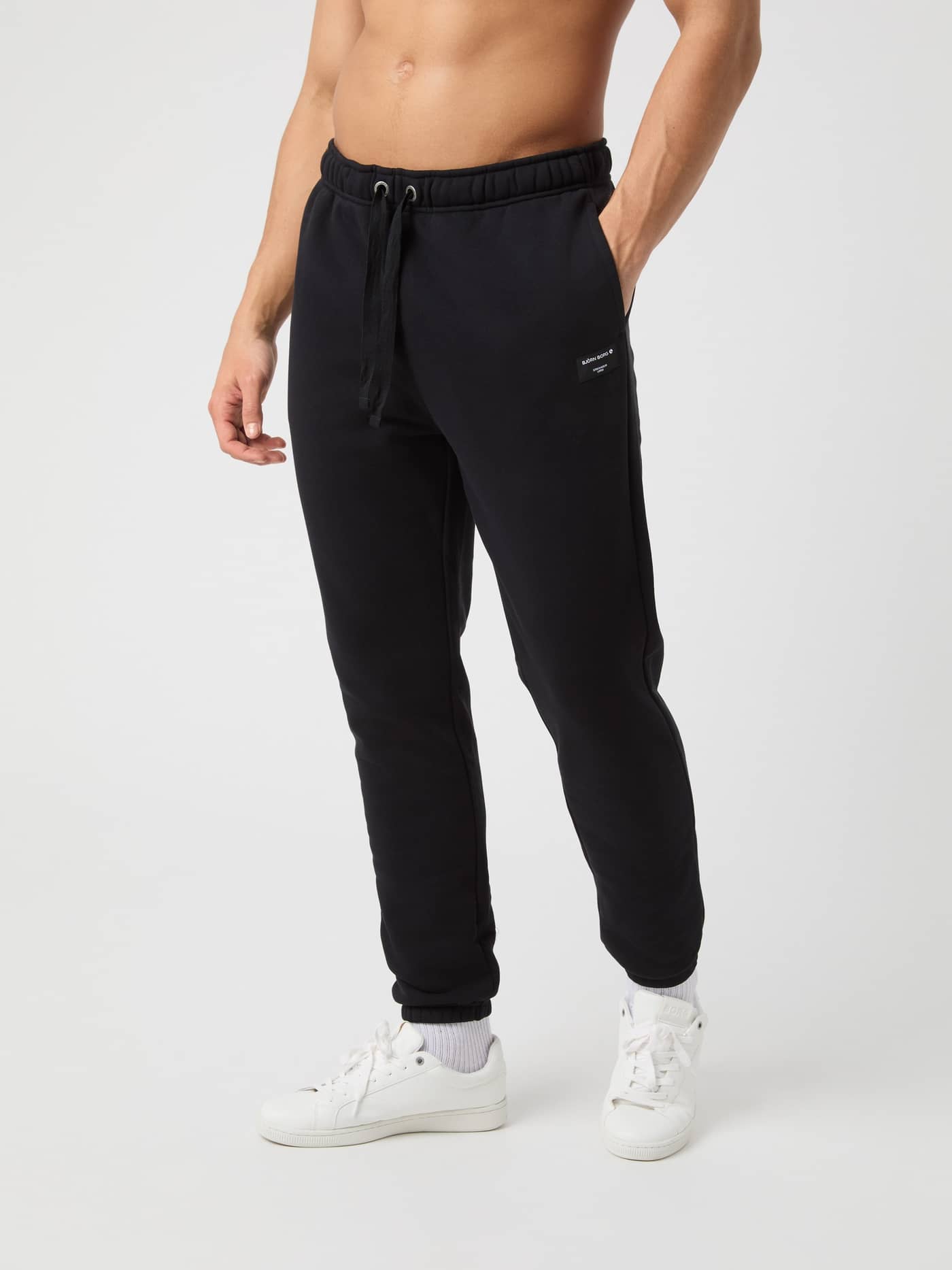 Centre Sweatpants i Black Beauty (Sort) i blød bomuld set fra taljen og ned med en stilfuld pasform og hvidt logo. - Image 2