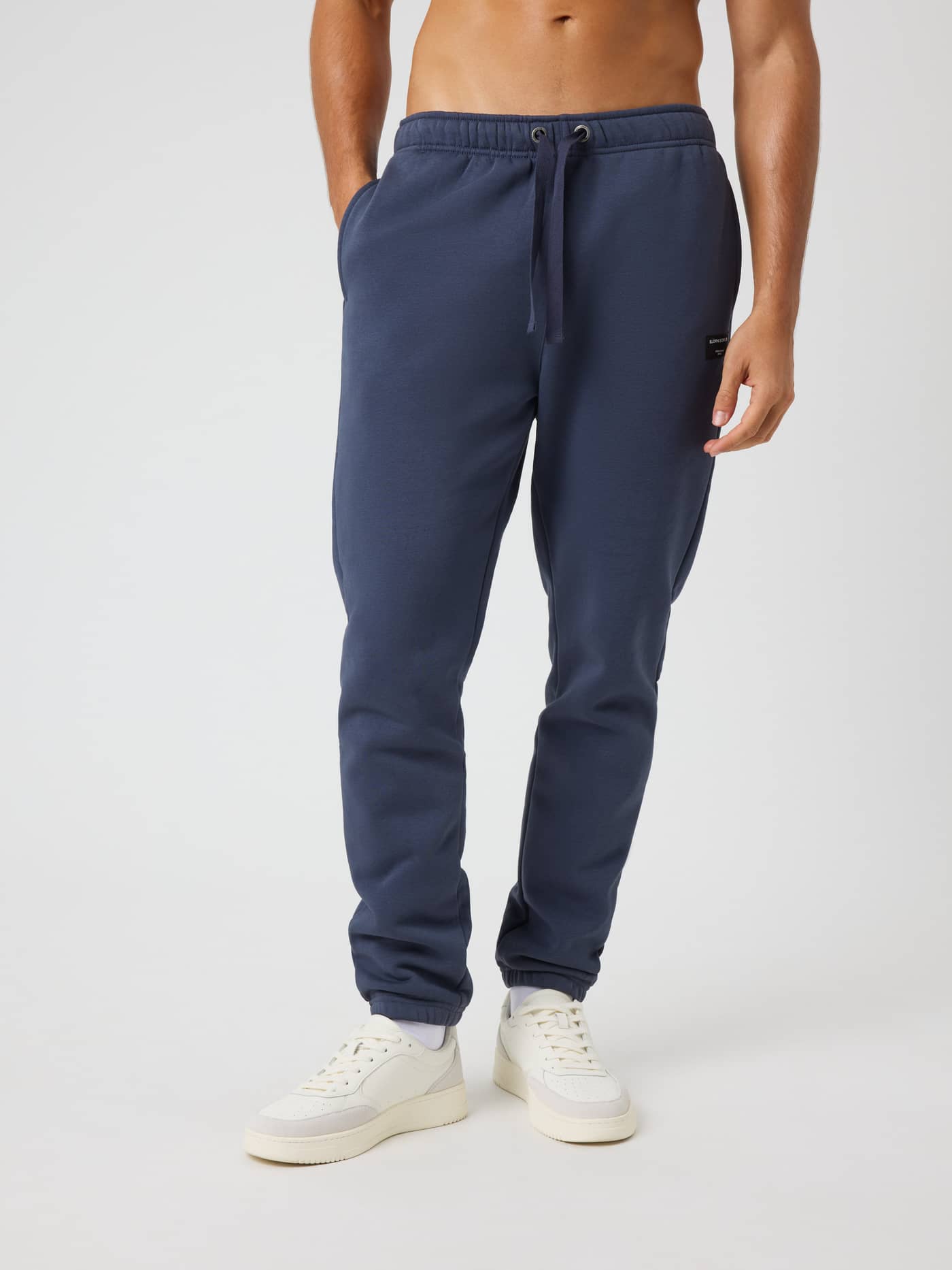 Man framifrån i Björn Borg Centre Sweatpants i Odyssey Gray (Blå) med regular fit och dragsko. - Image 1