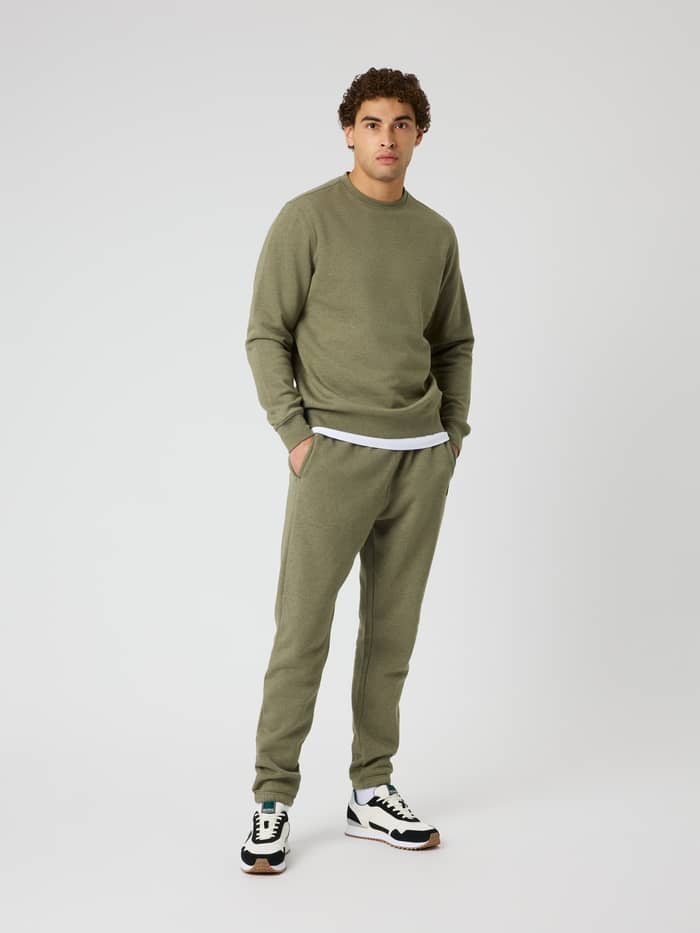 Centre Sweatpants in Winter Moss Melange (Groen) met een zachte melange textuur, volledig vooraanzicht. - Image 3