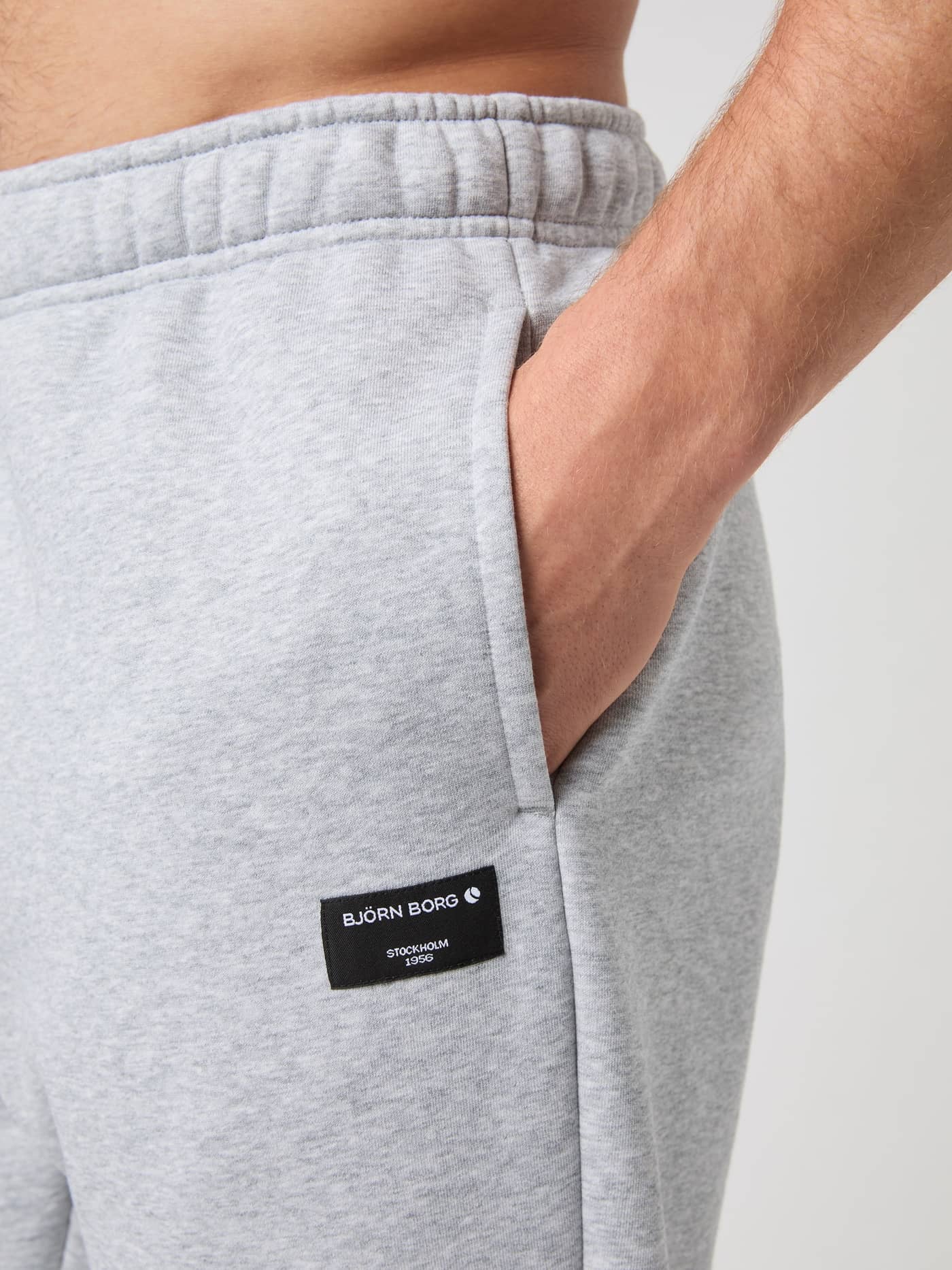 Björn Borg Centre Sweatpants in Light Grey Melange (Grijs) met een functionele zijzak en zwart geweven logolabel. - Image 3