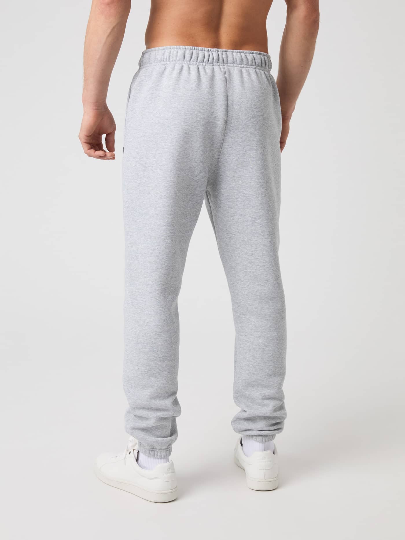 Achteraanzicht van een man in de Björn Borg Centre Sweatpants in Light Grey Melange (Grijs) voor stijl en functie. - Image 2