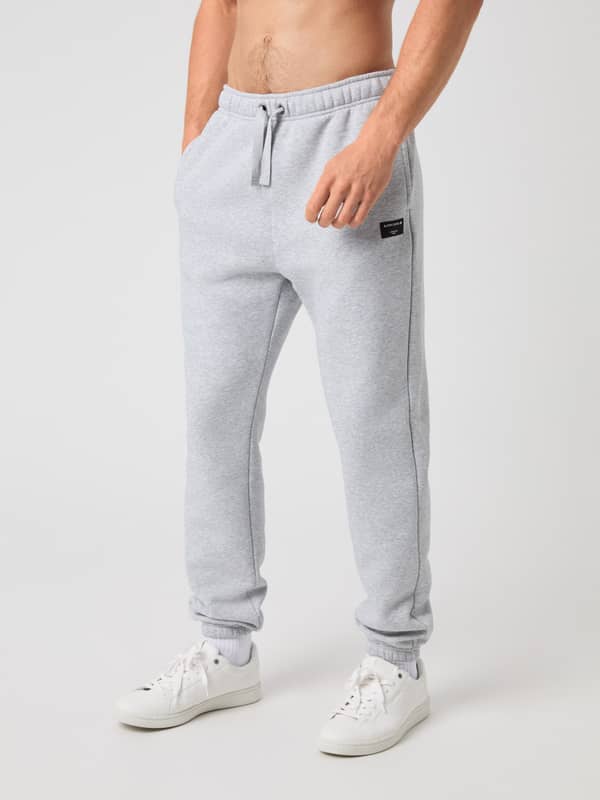 Front view of a model wearing the Björn Borg Centre Sweatpants in light grey melange.