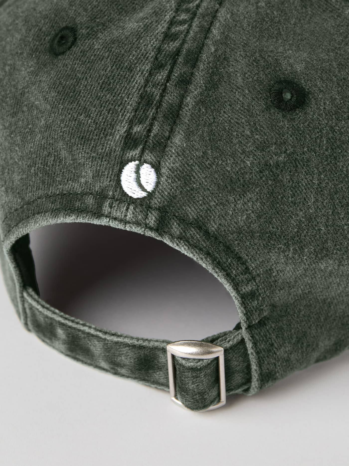 Nærbilde bakfra av Borg Washed Cap i Balsam Green (Grønn) med metallspenne og brodert tennislogo. - Image 2