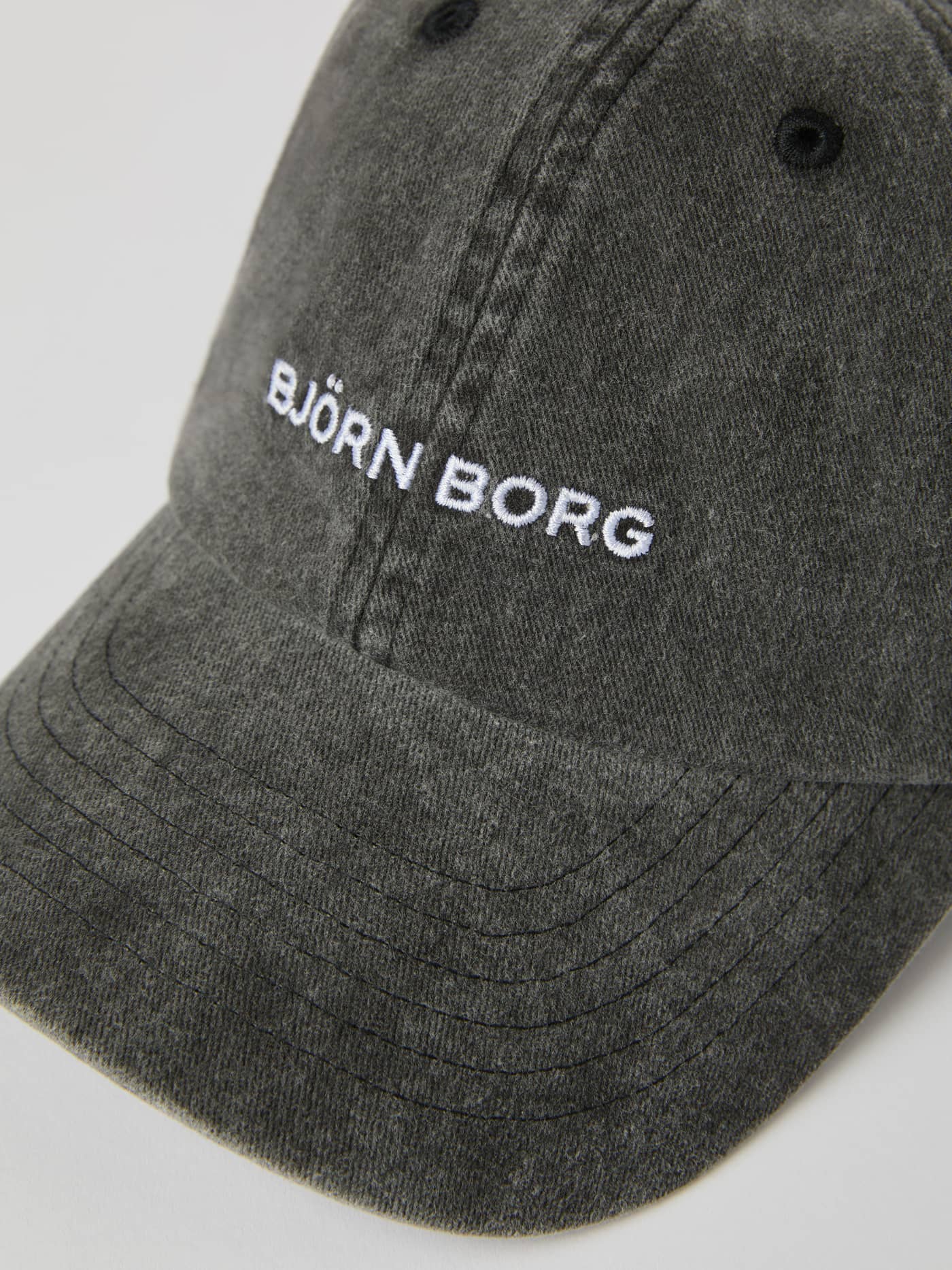 Gros plan de la Borg Washed Cap en coton biologique Black Beauty (Noir) pour le training, le running et le tennis. - Image 4