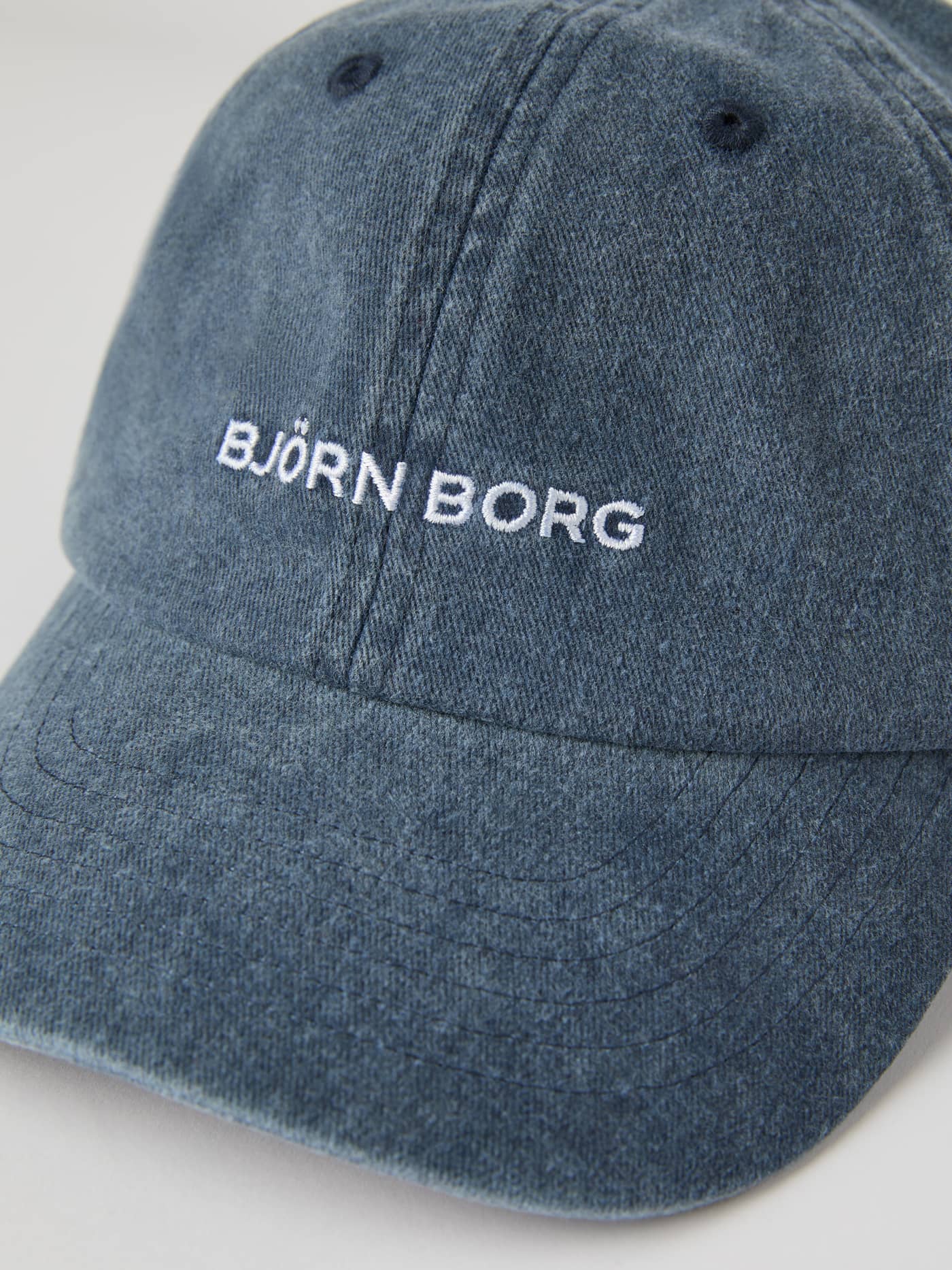 Close-up of the Björn Borg Borg Washed Cap in Stonewash (Blue), crafted from breathable organic cotton. - Image 1