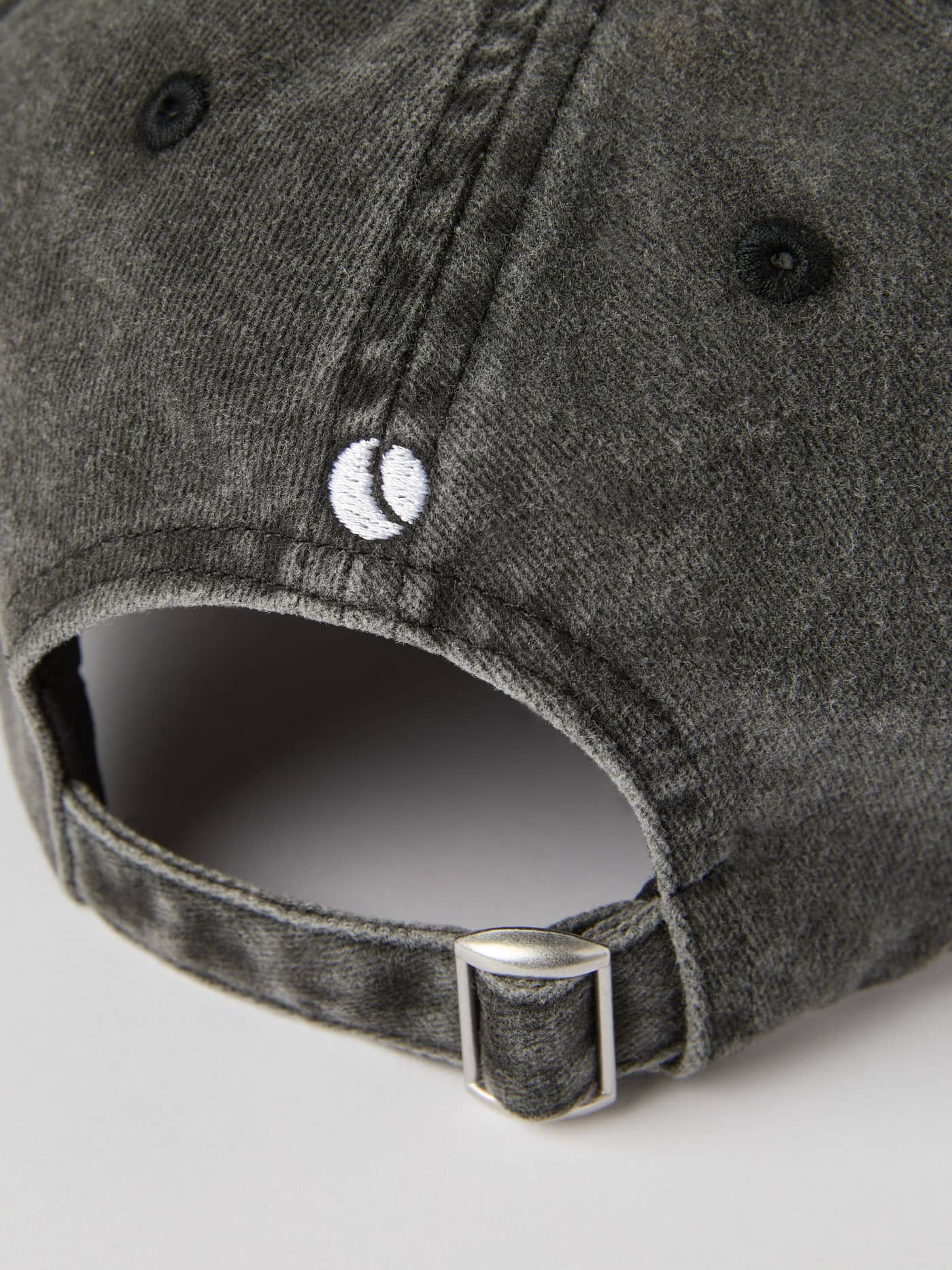 Gros plan de dos de la Borg Washed Cap Black Beauty (Noir) en coton biologique délavé avec boucle métallique. - Image 5