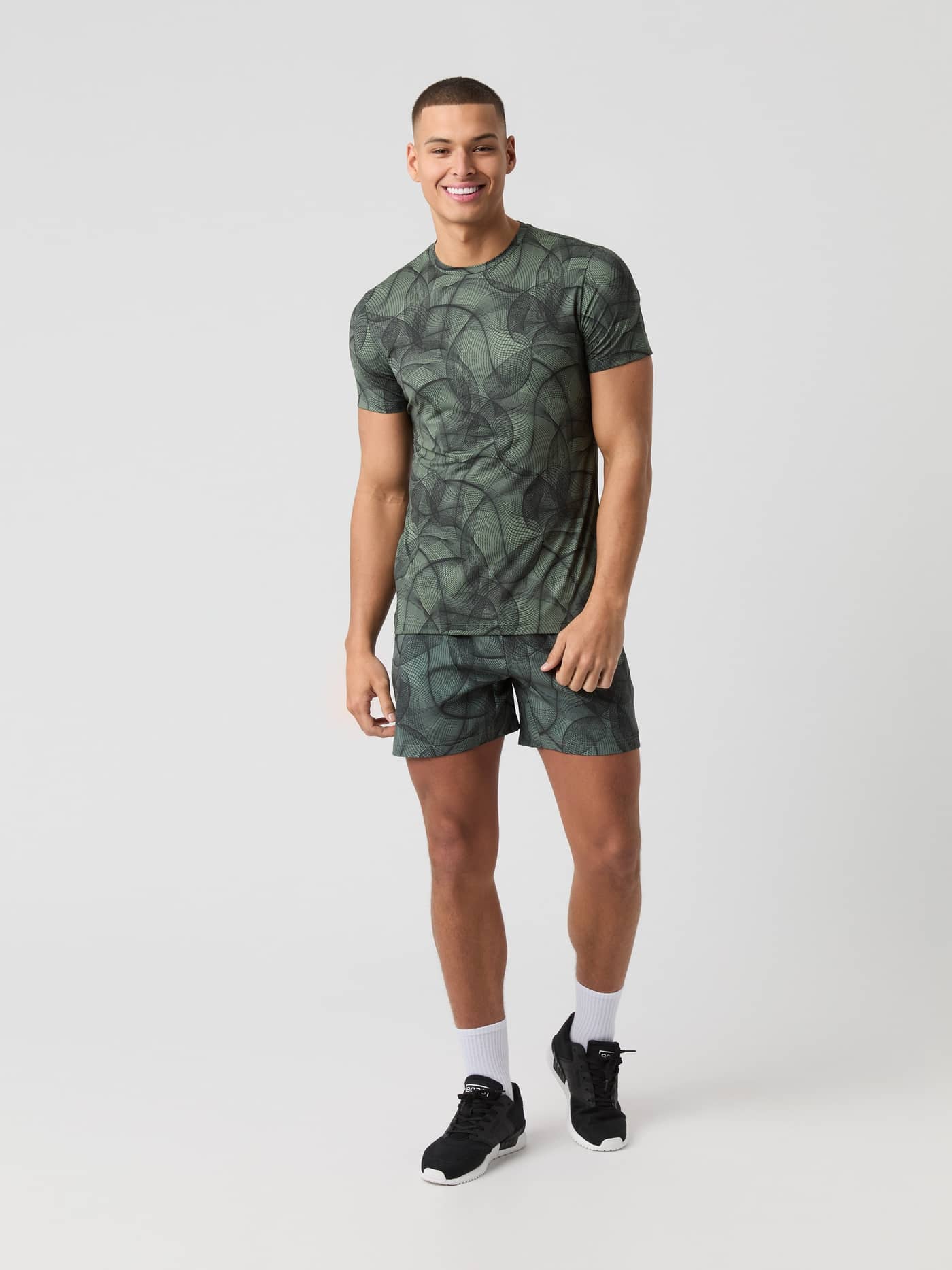 Ace Printed T-Shirt i Big Grid 1 (Grøn) set forfra på en mand med et funktionelt all-over tennisprint. - Image 3