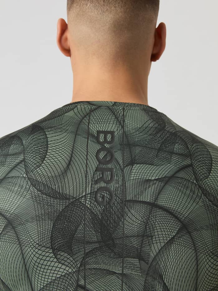 Nærbillede bagfra af Ace Printed T-Shirt i Big Grid 1 (Grøn) med sort lodret logo og grafisk tennisprint.