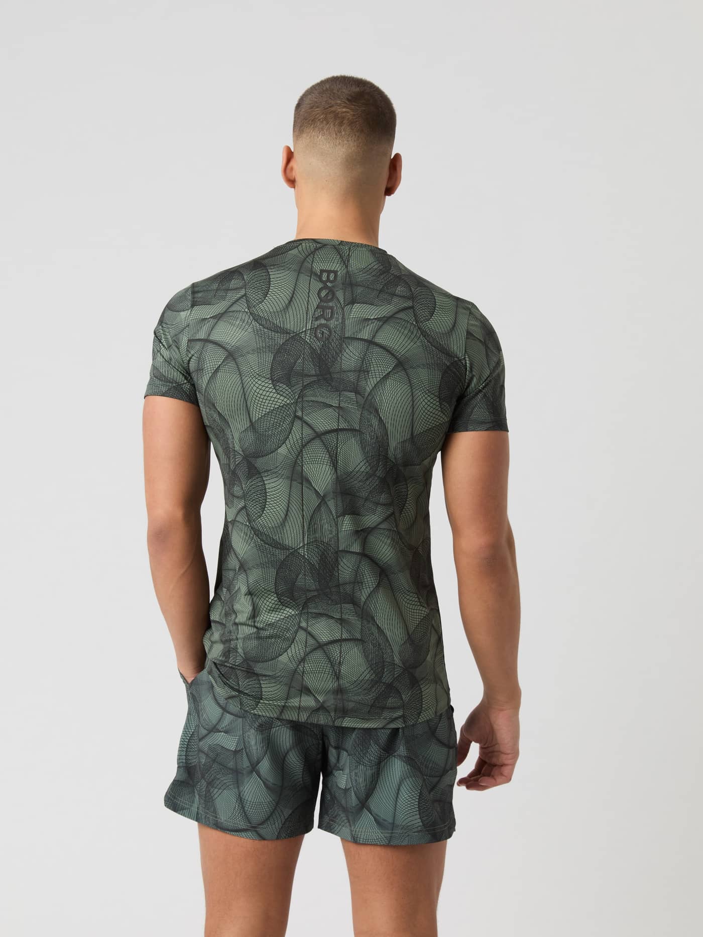 Ace Printed T-Shirt i Big Grid 1 (Grøn) set bagfra med et tennis-inspireret print og sort logo. - Image 2