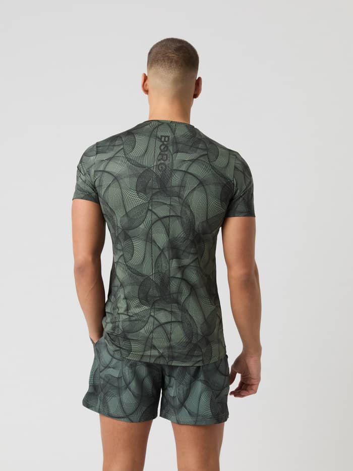 Ace Printed T-Shirt i Big Grid 1 (Grøn) set bagfra med et tennis-inspireret print og sort logo.