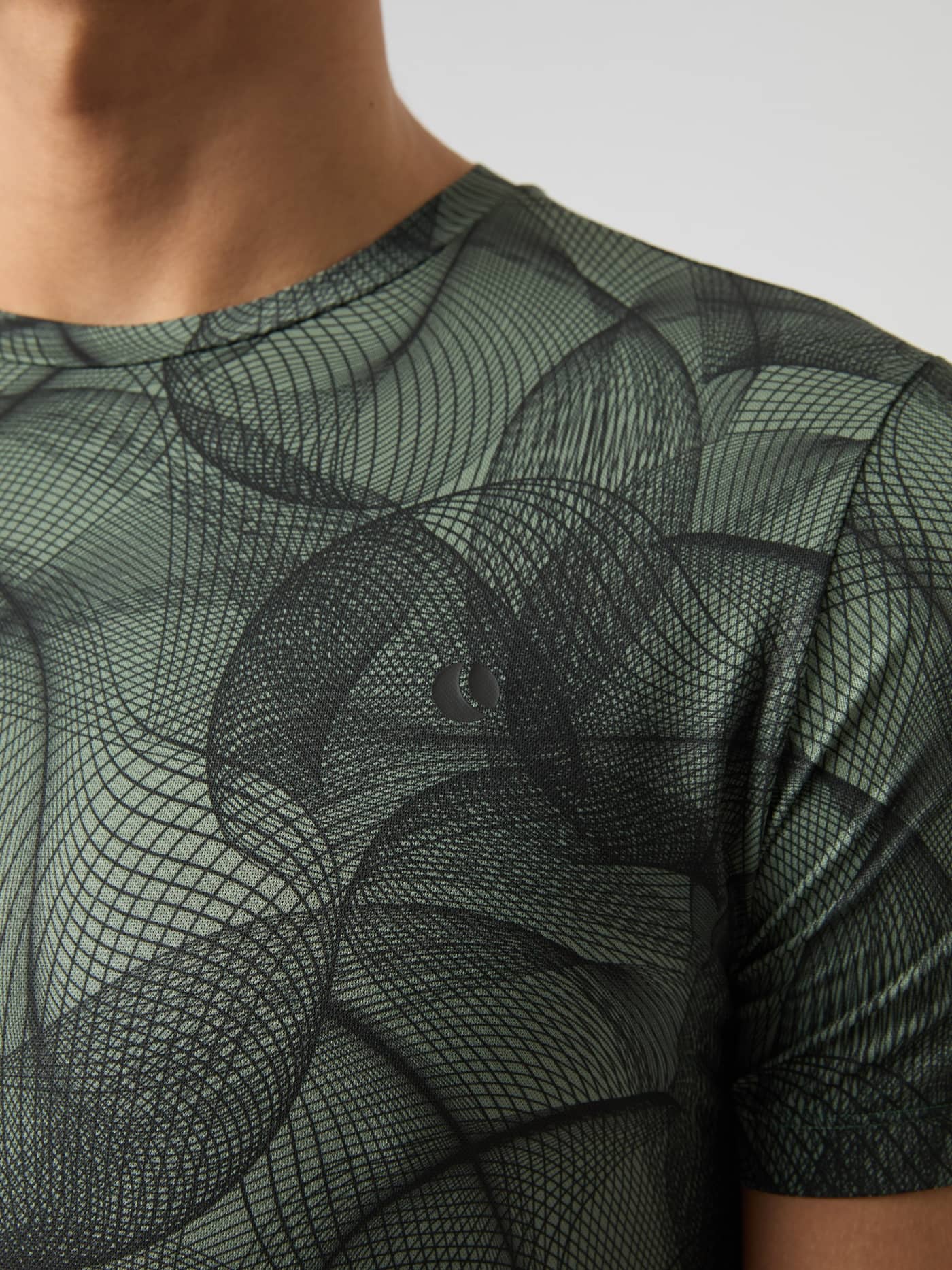 Nærbillede af Ace Printed T-Shirt i Big Grid 1 (Grøn) med sort logo og tennis-inspireret performance print. - Image 4