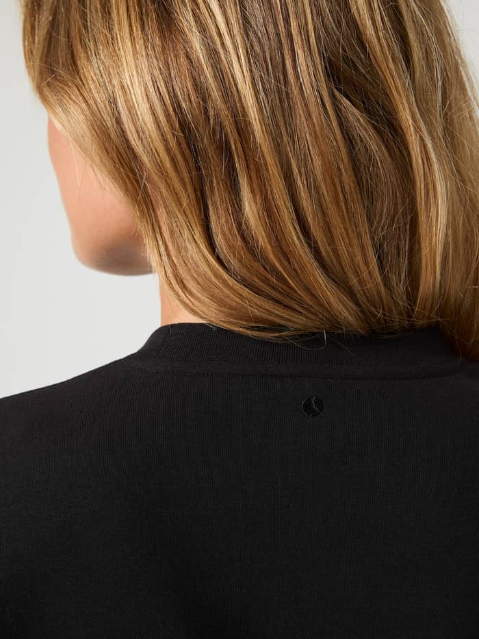 Rückansicht des Centre Sweatshirt in Black Beauty (Schwarz) mit geripptem Ausschnitt und farblich passendem Logo. - Image 4
