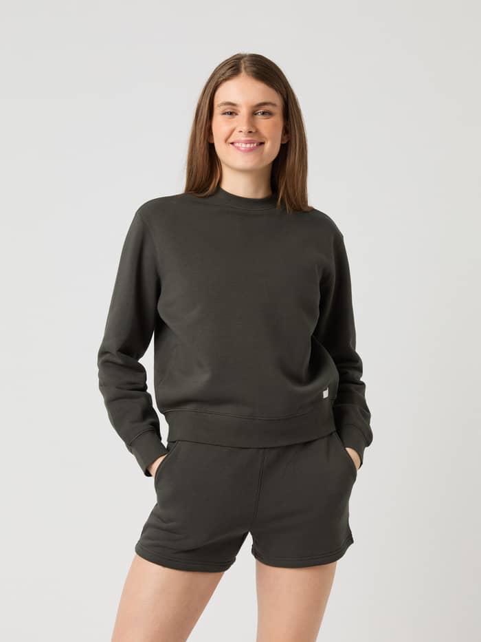 Framifrån på en kvinna som bär Björn Borg Centre Sweatshirt i Peat (Grön) med en bekväm regular fit.