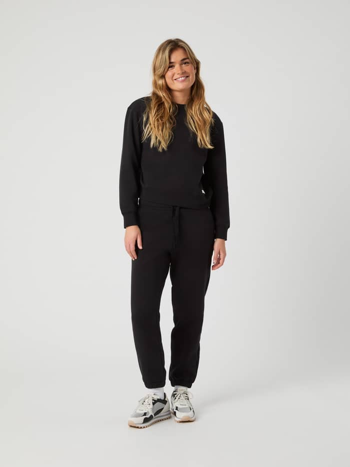 Vorderansicht des Centre Sweatshirt in Black Beauty (Schwarz) mit normaler Passform und passender Jogginghose. - Image 3
