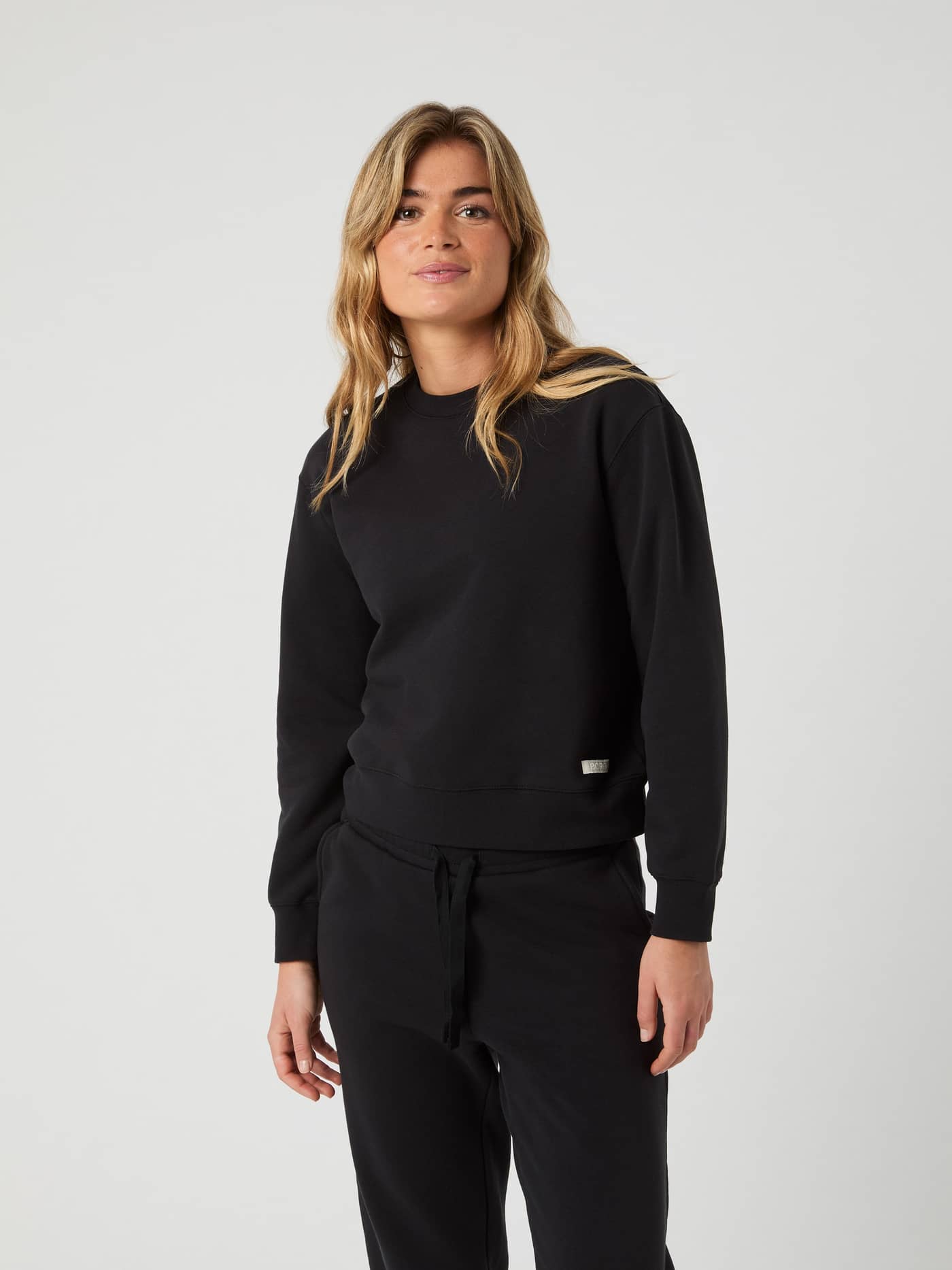 Framifrån på en kvinna som bär en Björn Borg Centre Sweatshirt i Black Beauty (Svart) med en snygg regular fit. - Image 1