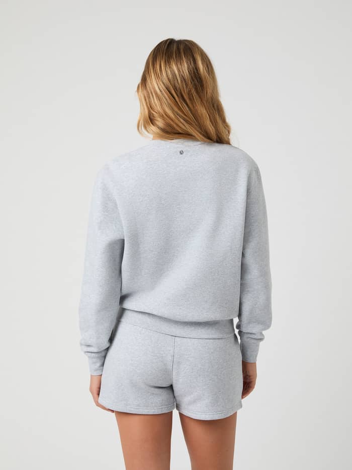 Rückansicht einer Frau im Björn Borg Centre Sweatshirt in Light Grey Melange (Grau) mit stilvoller, normaler Passform. - Image 2