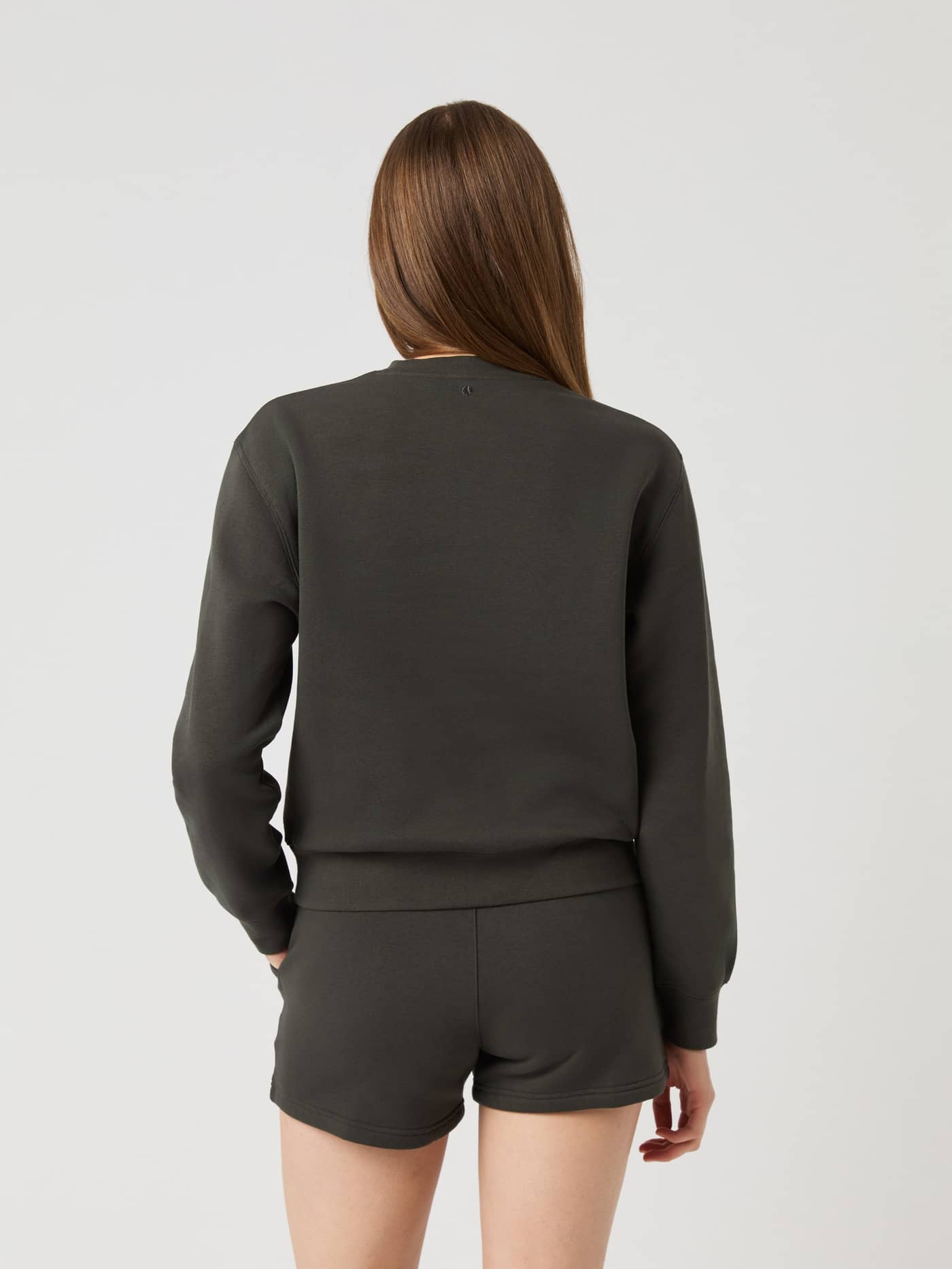 Baksidan av en kvinna klädd i Centre Sweatshirt i Peat (Grön) med en klassisk regular fit. - Image 3