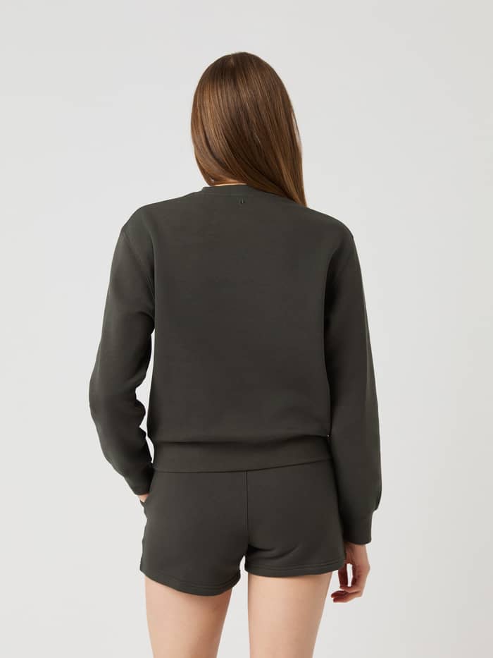 Rückansicht einer Frau im Björn Borg Centre Sweatshirt in Peat (Grün) mit regulärer Passform für Damen. - Image 3