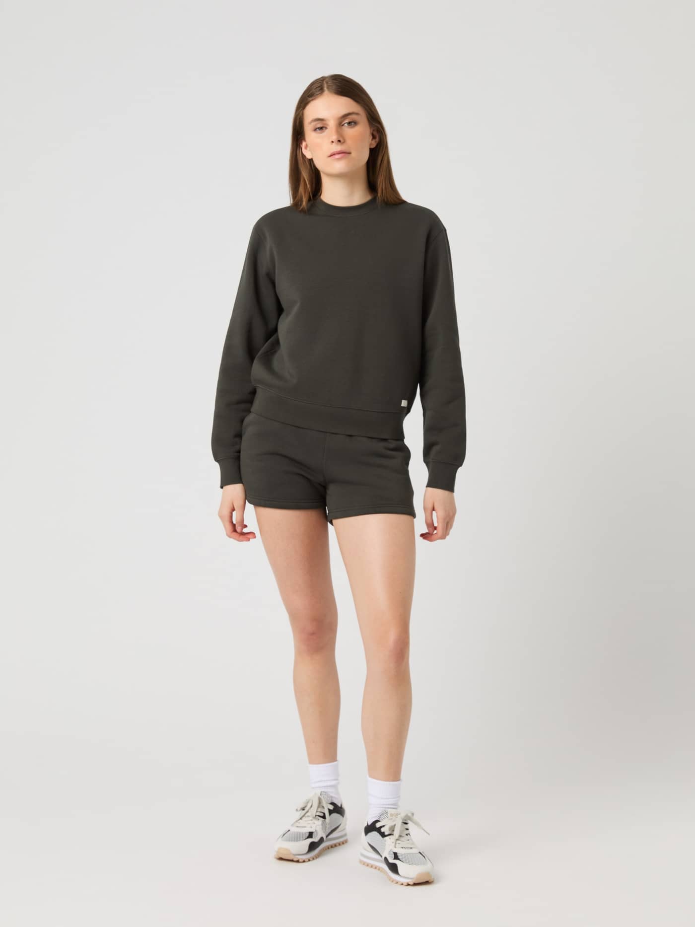 Peat (Grön) Centre Sweatshirt med regular fit och droppad axel på en kvinna sedd framifrån i helfigur. - Image 2