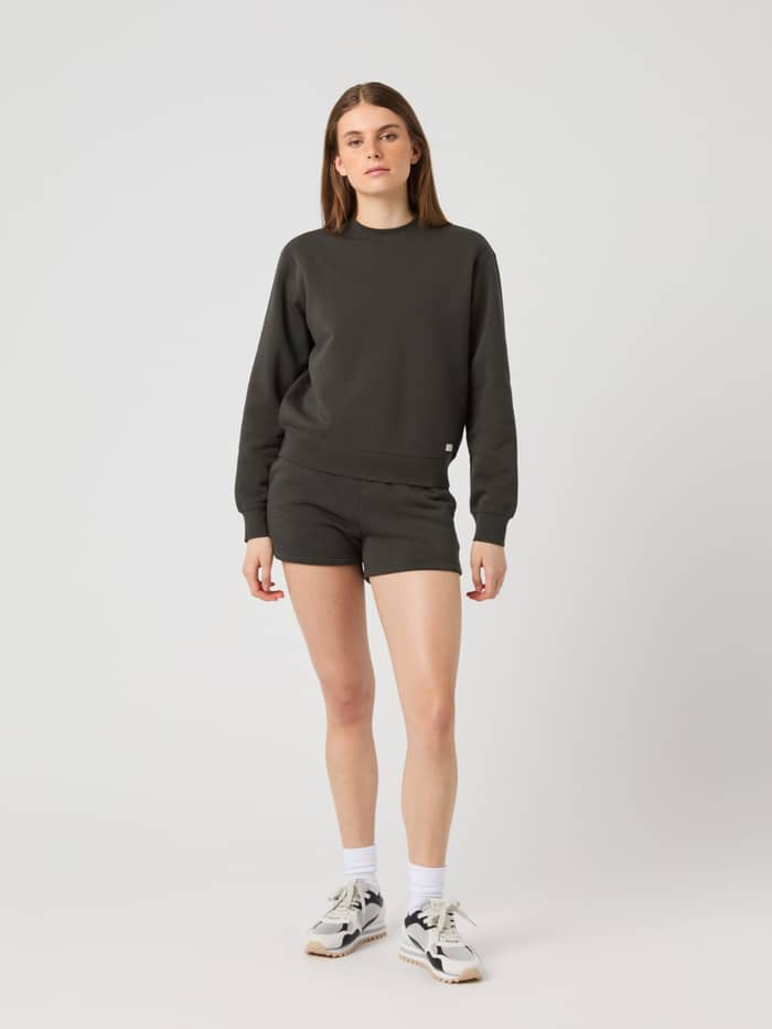 Vorderansicht einer Frau im weichen Peat (Grün) Centre Sweatshirt mit normaler Passform und überschnittenen Schultern. - Image 2