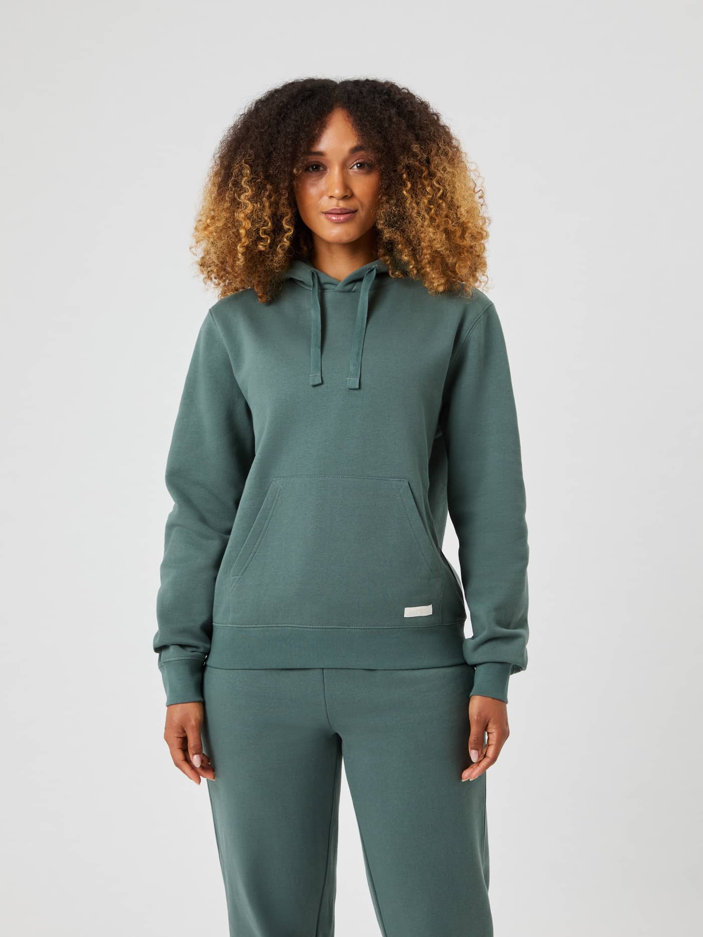 Oversized Björn Borg Centre Hoodie in Balsam Green (Groen) met een wit logolabel op een vrouw, vooraanzicht. - Image 1