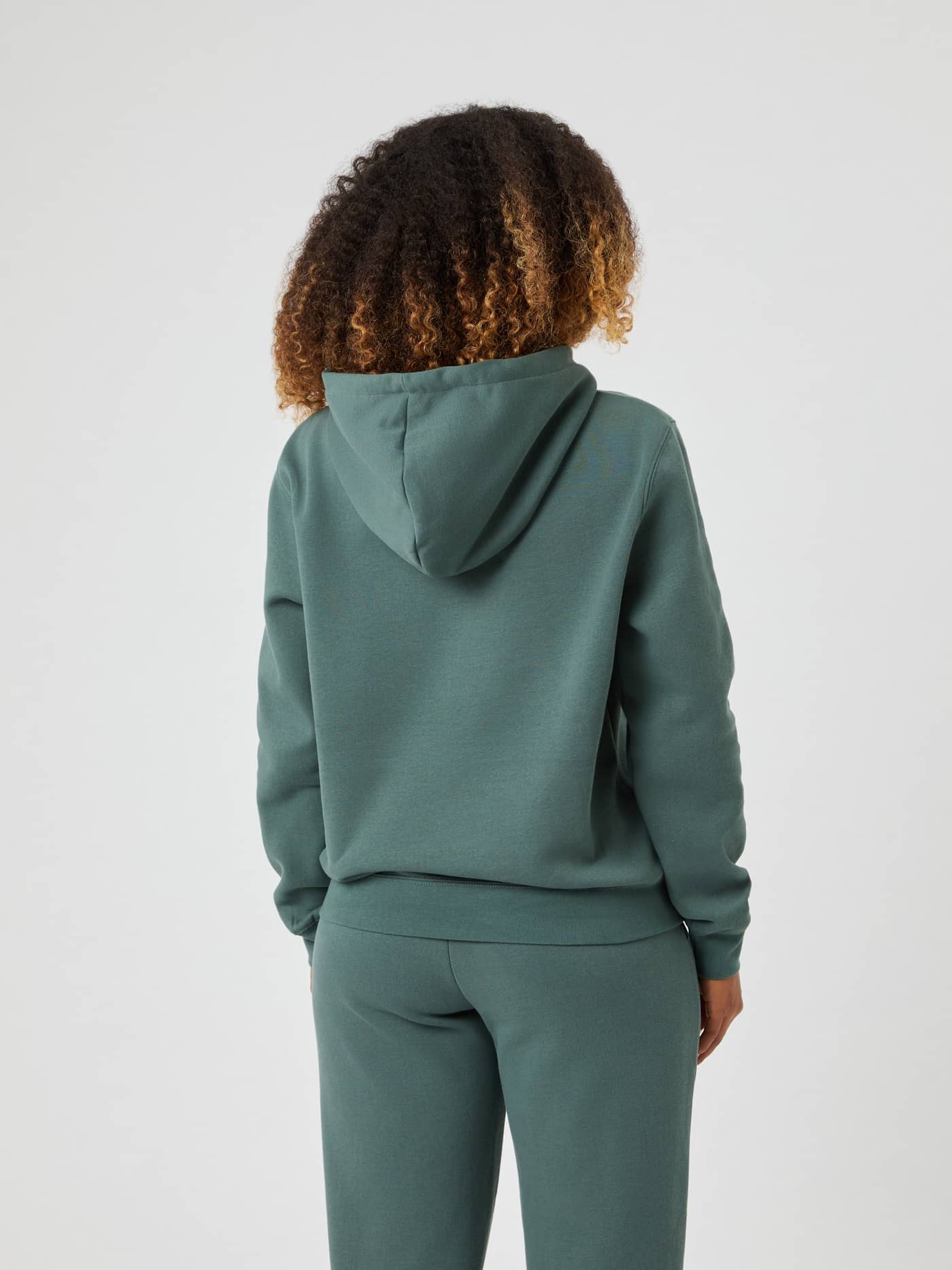 Vue arrière d'une femme portant le Centre Hoodie surdimensionné en Balsam Green (Vert) avec une coupe ample. - Image 3