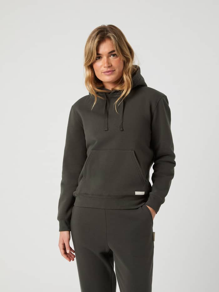 Oversized Centre Hoodie i Peat (Grön) på en modell med droppade axlar och känguruficka.