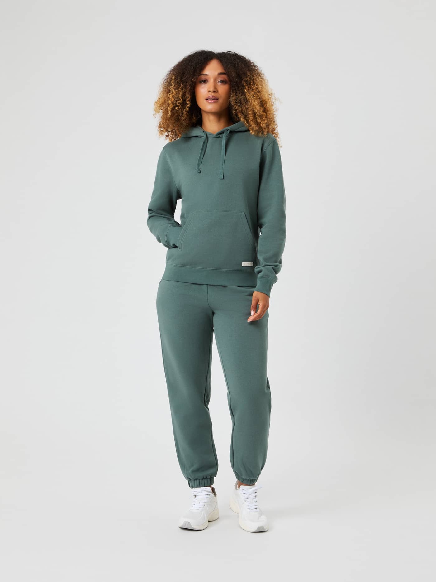 Vue de face d'une femme portant le Centre Hoodie surdimensionné en Balsam Green (Vert) à la coupe ample et stylée. - Image 4