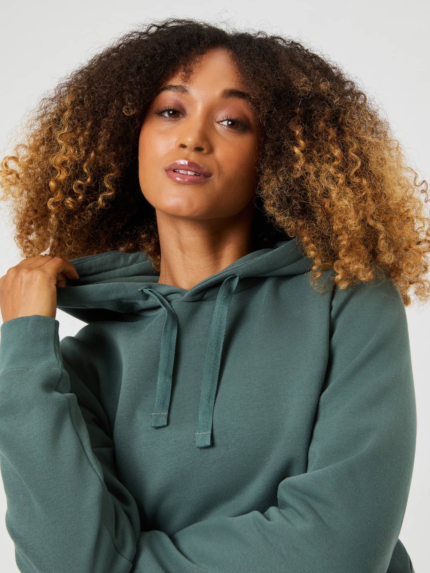 Gros plan du Centre Hoodie surdimensionné en Balsam Green (Vert) avec une coupe ample pour un style décontracté. - Image 2