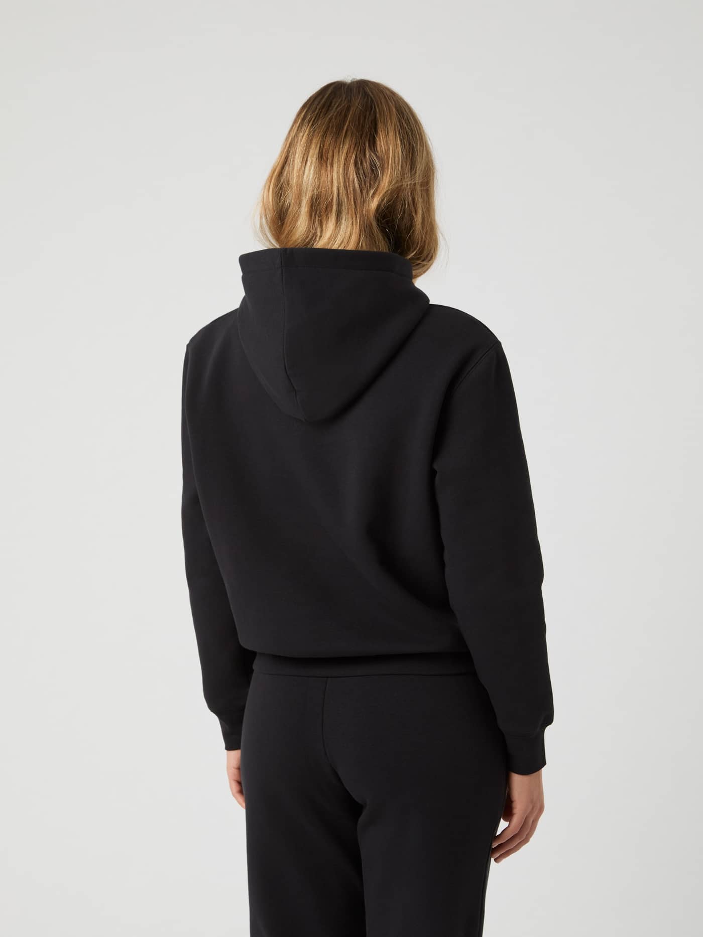 Vue arrière du Centre Hoodie surdimensionné en Black Beauty (Noir) avec épaules tombantes pour un style décontracté. - Image 2