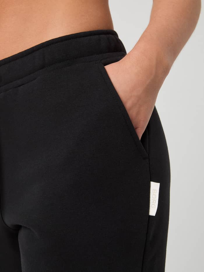 Centre Sweatpants i Black Beauty (Sort) i blød kvalitet med fokus på sidelommen og det hvide logomærke. - Image 4