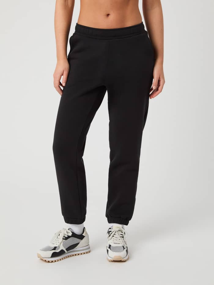 Centre Sweatpants til kvinder i Black Beauty (Sort) set forfra med en stilfuld pasform i blødt materiale. - Image 2