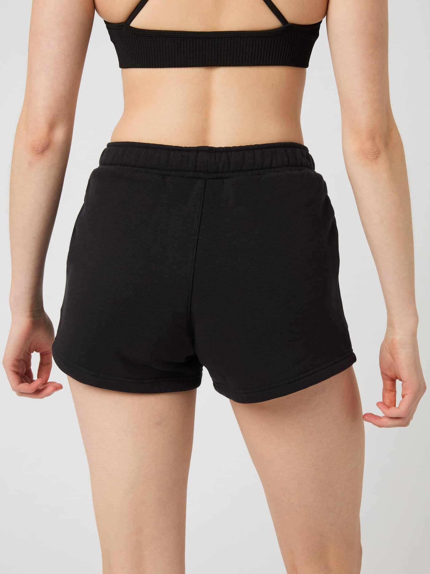 Vue arrière du Centre Sweatshorts en Black Beauty (Noir) avec une coupe regular pour un style décontracté. - Image 3