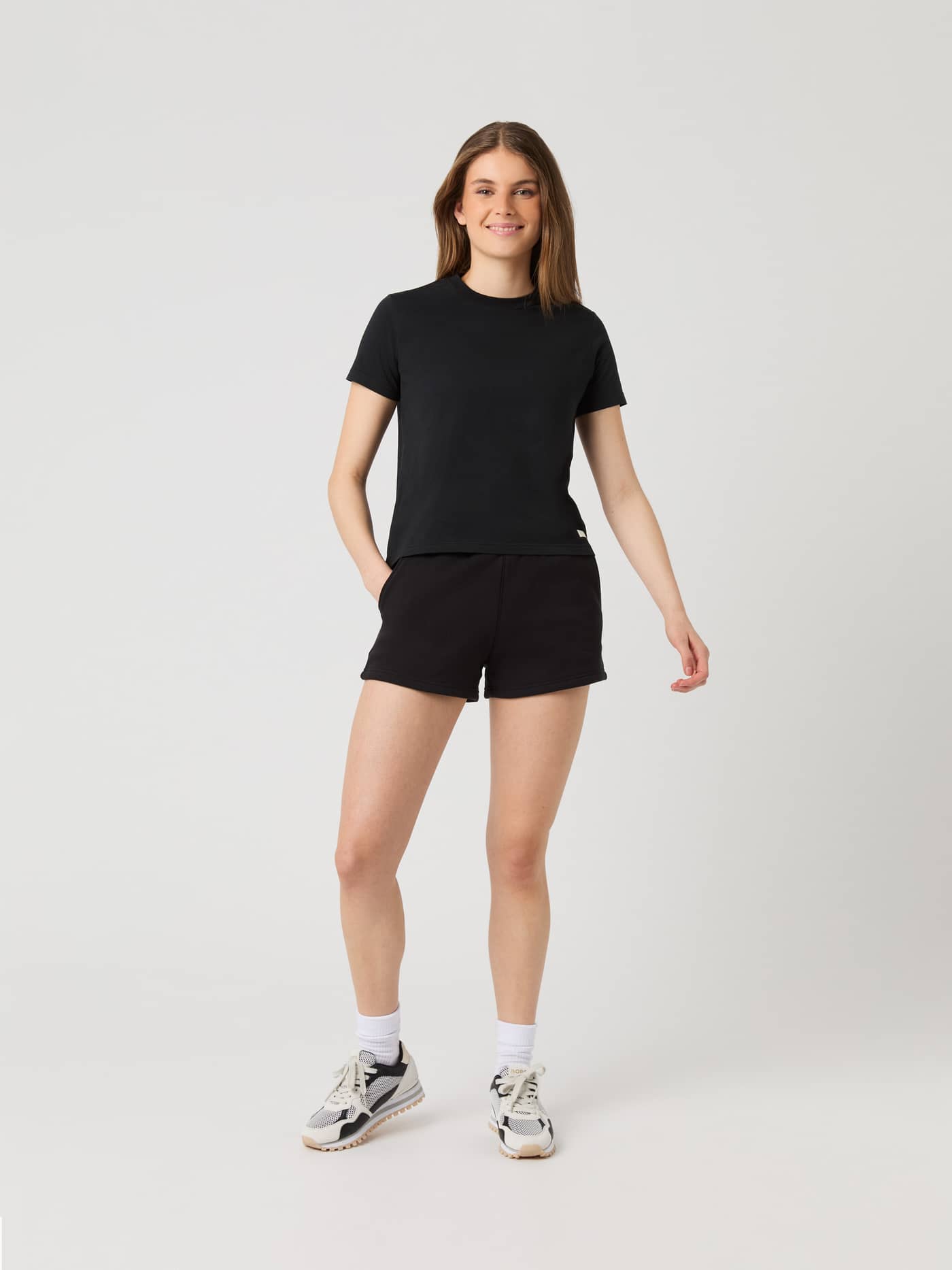 Vue de face en pied du Centre Sweatshorts en Black Beauty (Noir) à la coupe régulière pour femme. - Image 2